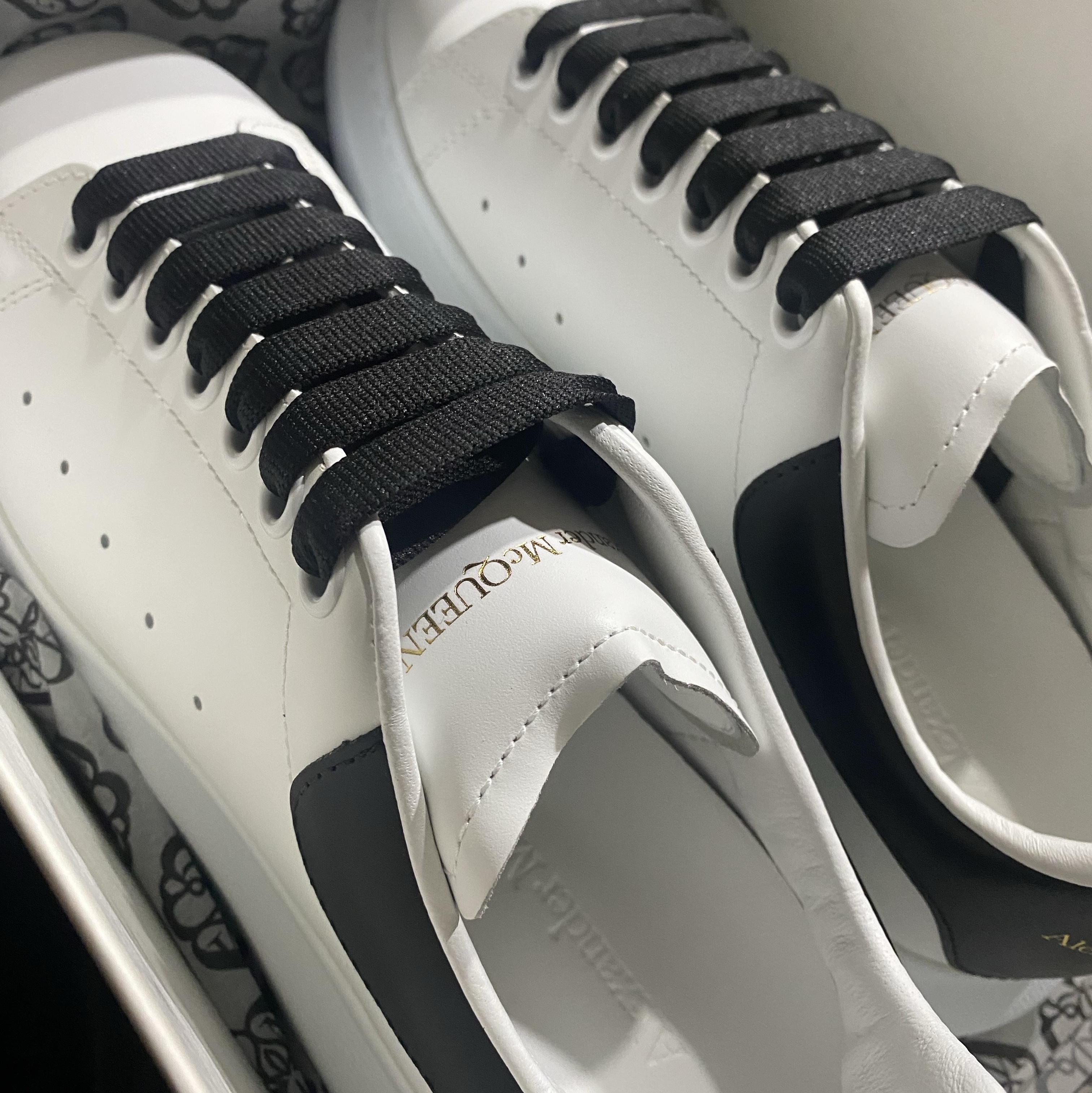Alexander McQueen Oversized Sneakers White Black 착용 스타일