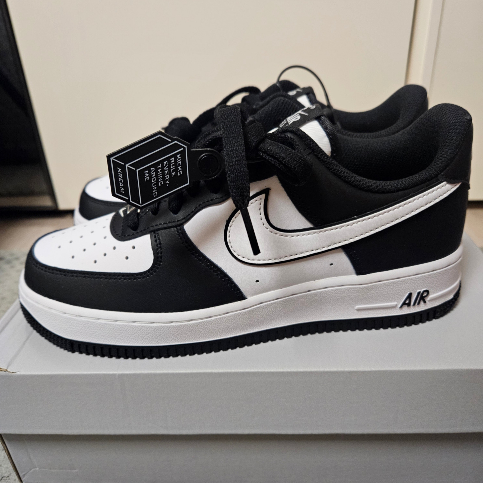 Nike Air Force 1 '07 Black White 착용 스타일 - 2