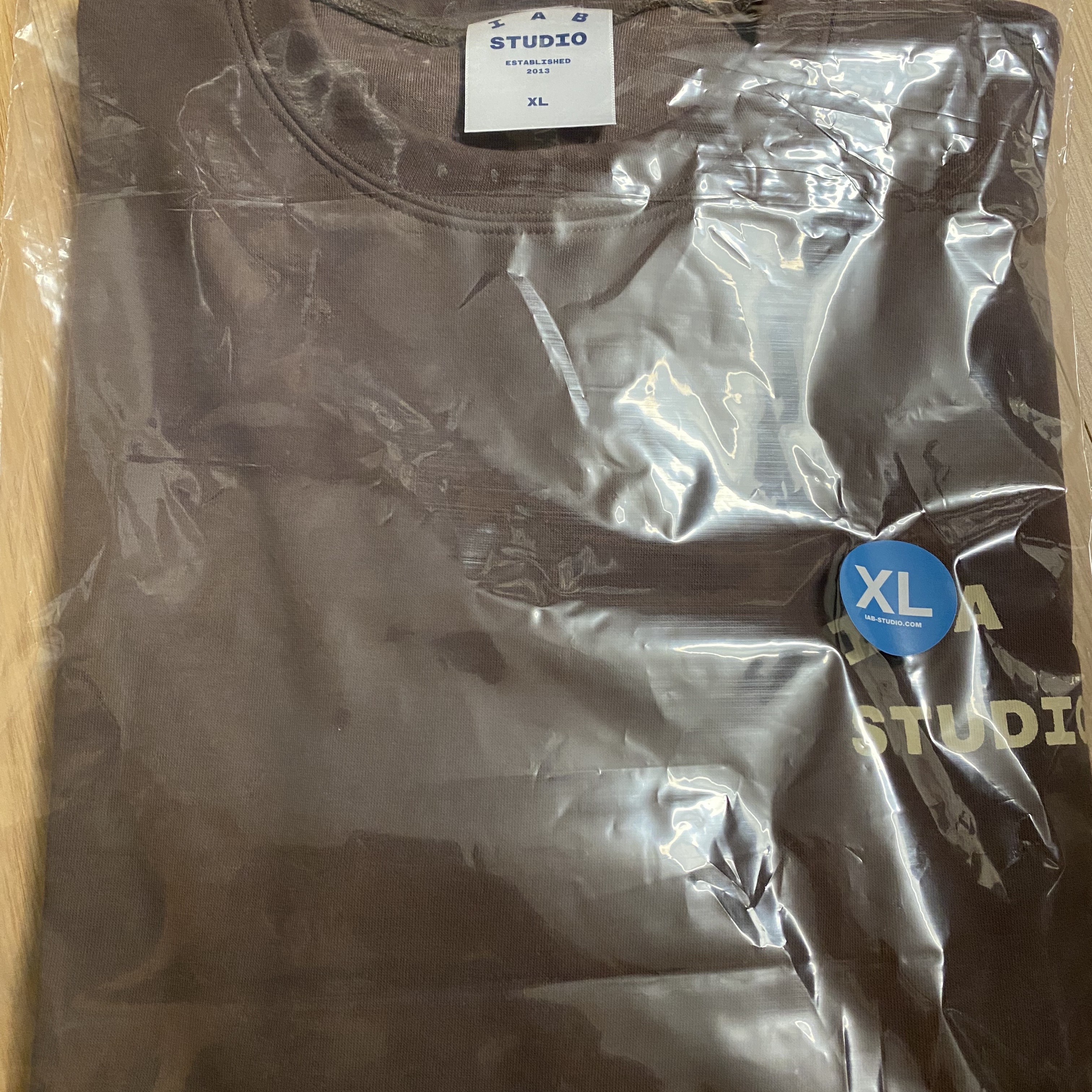 IAB Studio Long Sleeve Choco Cream 착용 스타일