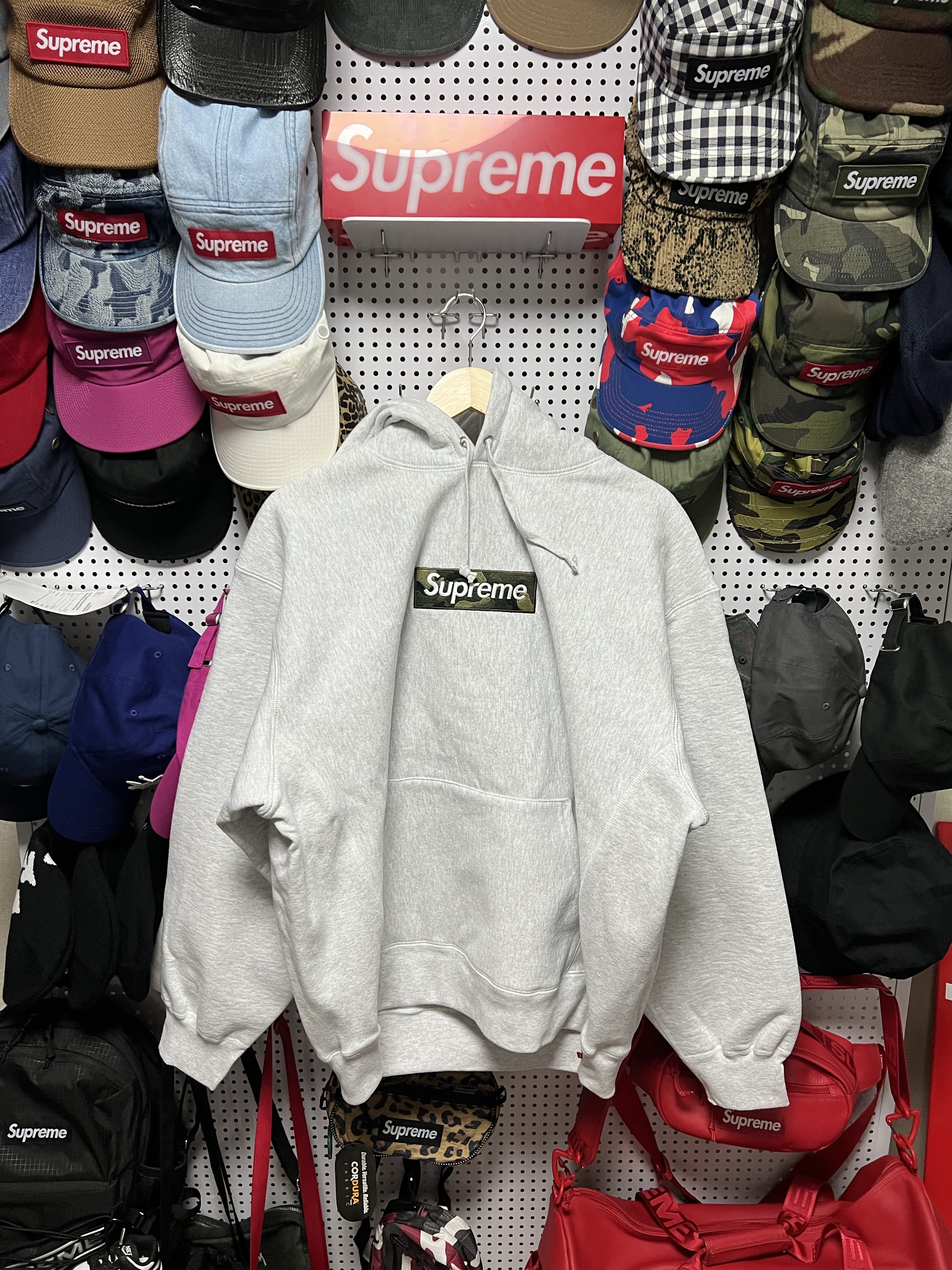 Supreme Box Logo Hooded Sweatshirt Ash Grey - 23FW 착용 스타일 - 1