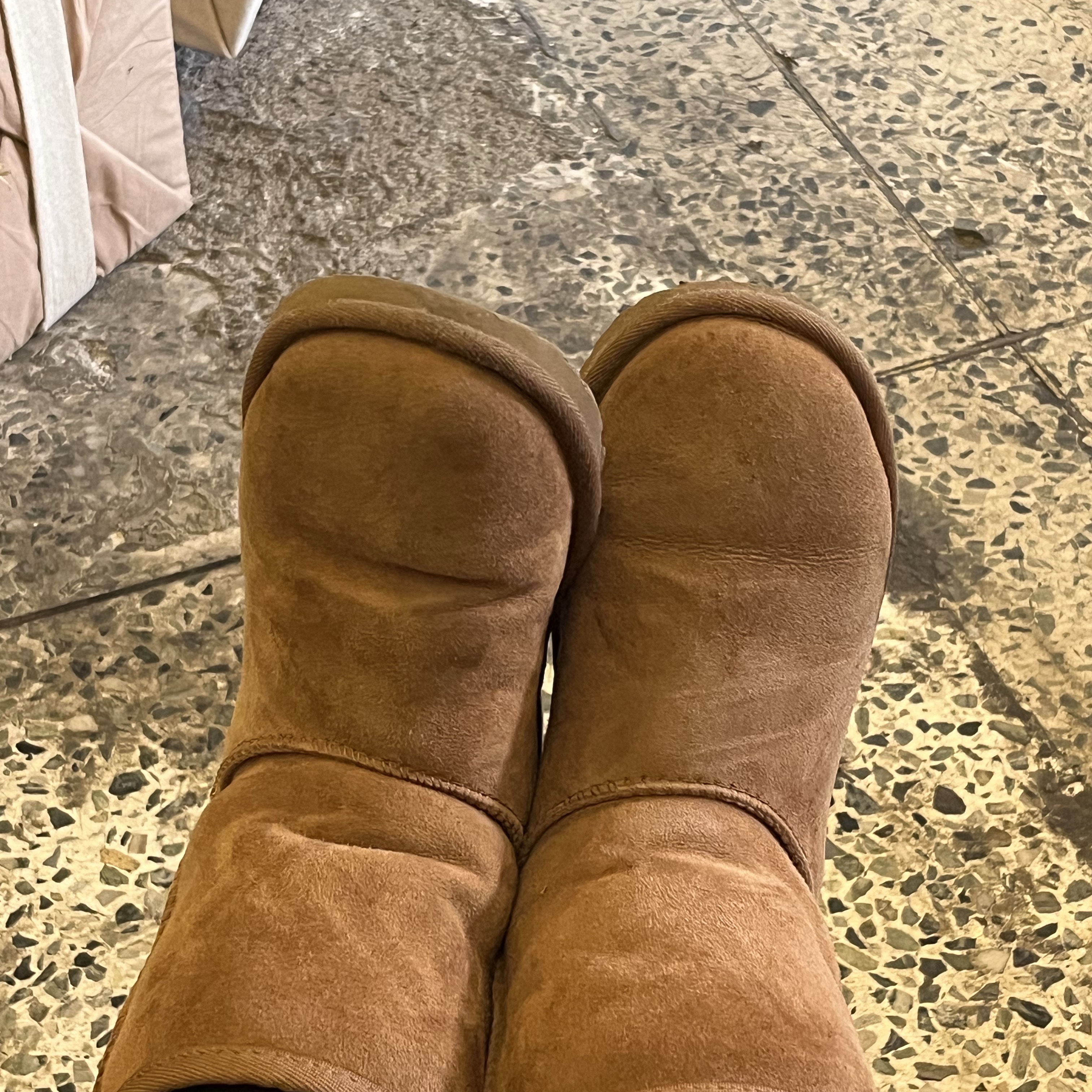 (W) UGG Classic Short II Boots Chestnut, (W) Discovery Expedition Barnsley Long Down Jacket Black 착용 스타일 - 2