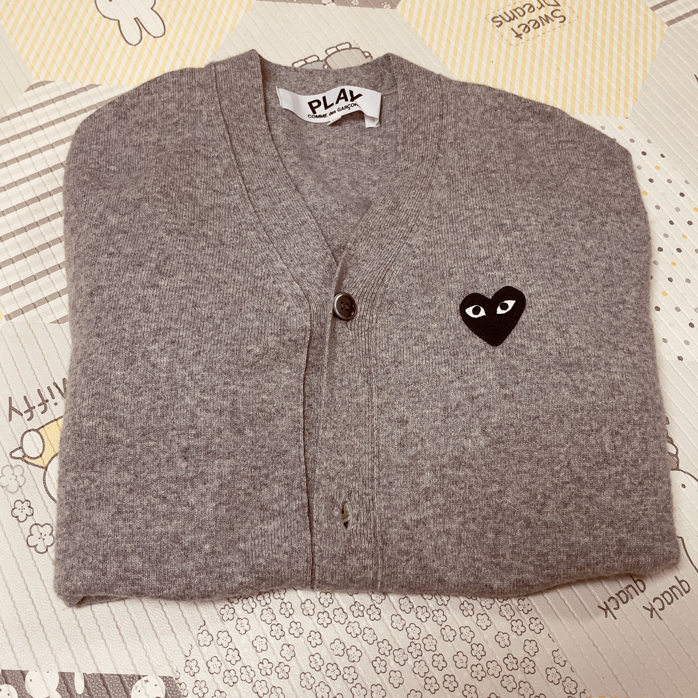 Play Comme des Garcons Black Heart Knit Cardigan Grey 착용 스타일