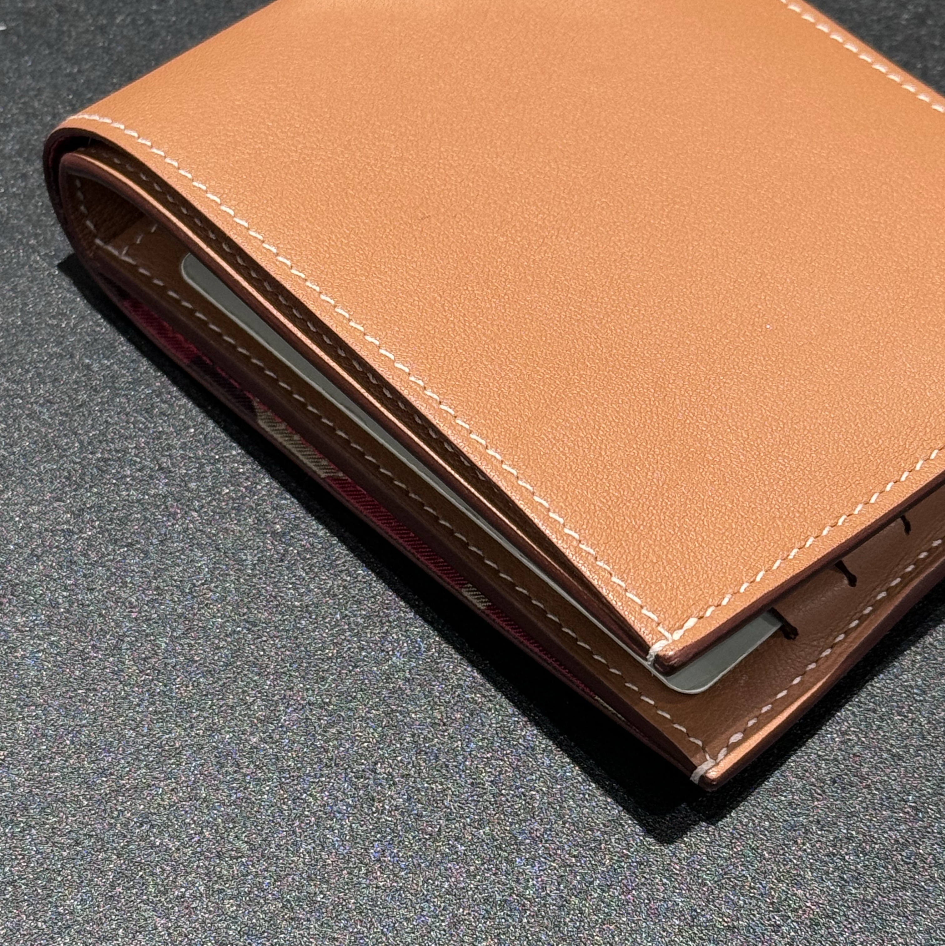 Hermes Citizen Twill Compact Card Holder Swift & Gold Rouge Piment 착용 스타일