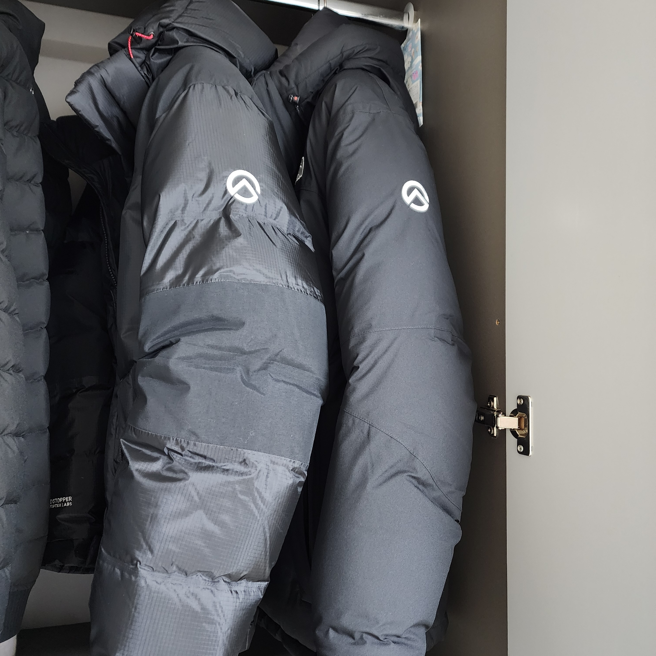 The North Face Himalayan Parka Black 착용 스타일