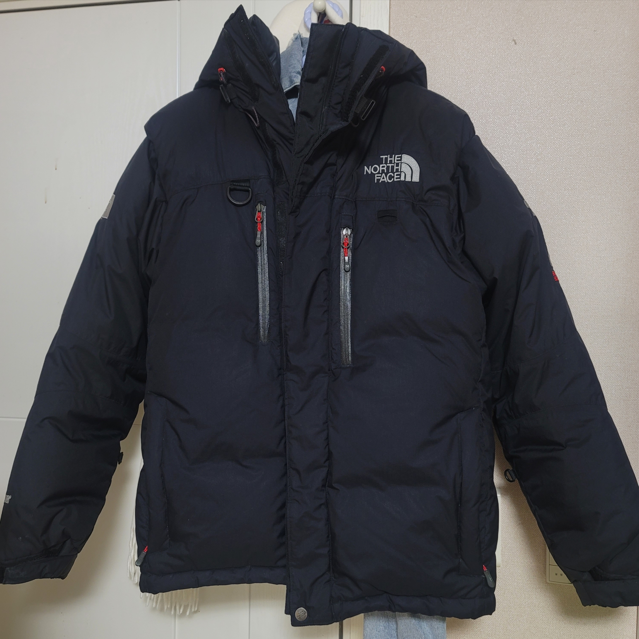 The North Face Himalayan Parka Black 착용 스타일