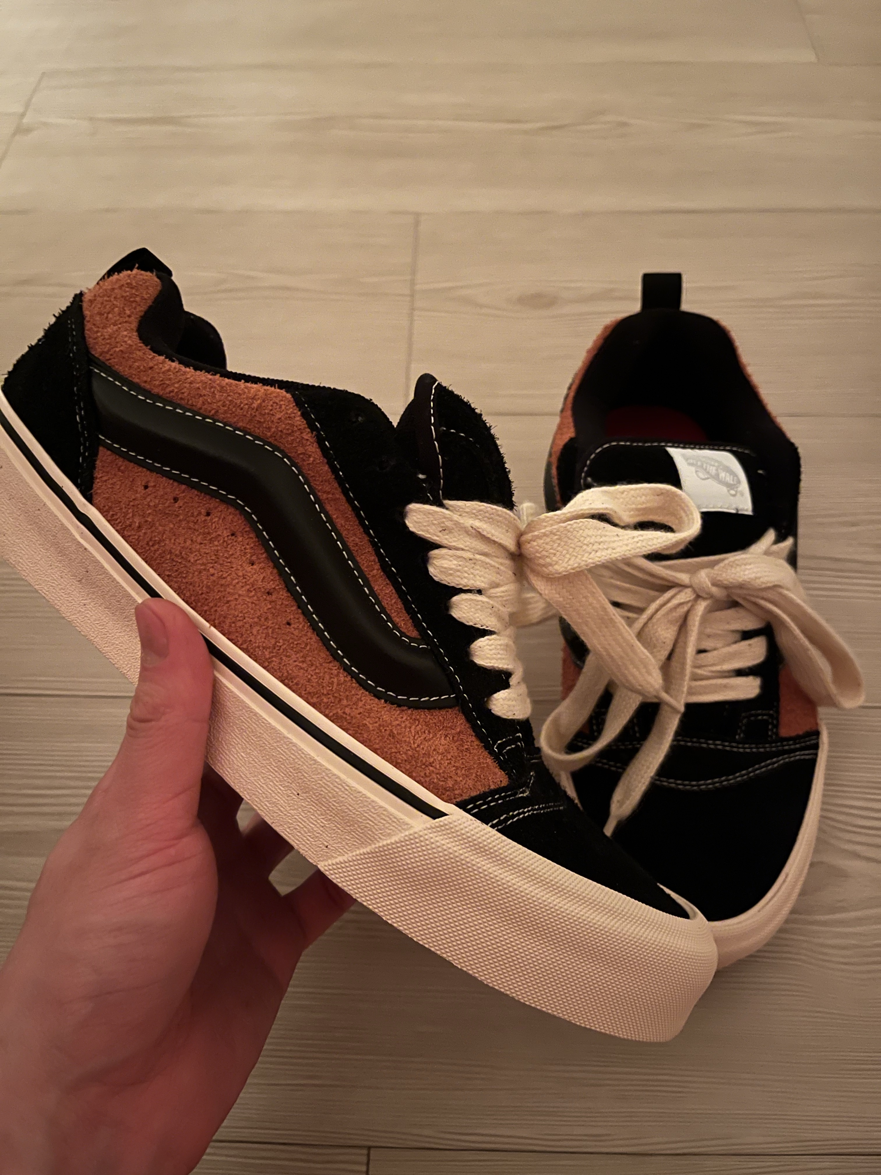Vans x Disney 100th Anniversary Knu Skool Black 착용 스타일 - 1