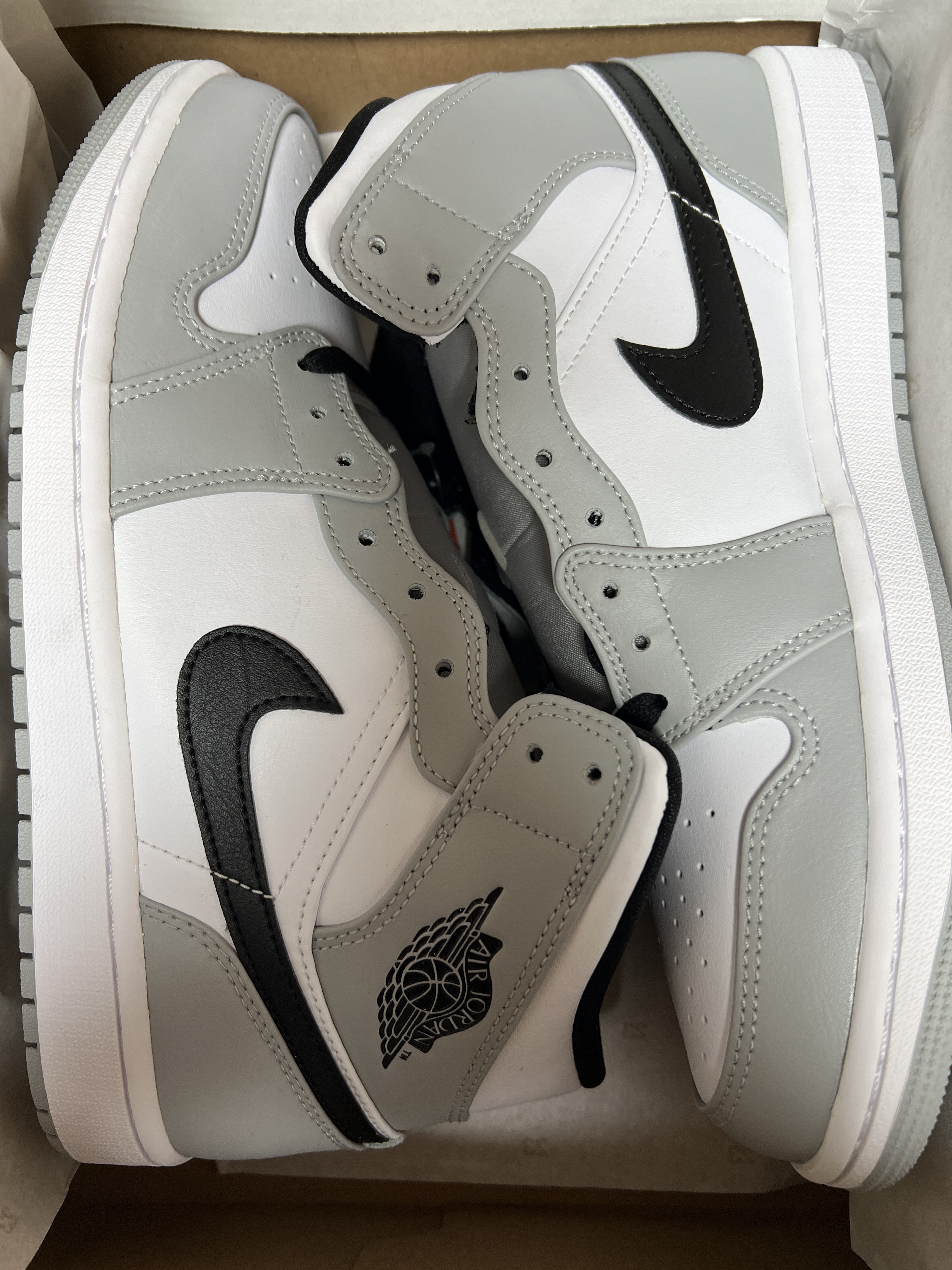 Jordan 1 Mid Light Smoke Grey 착용 스타일