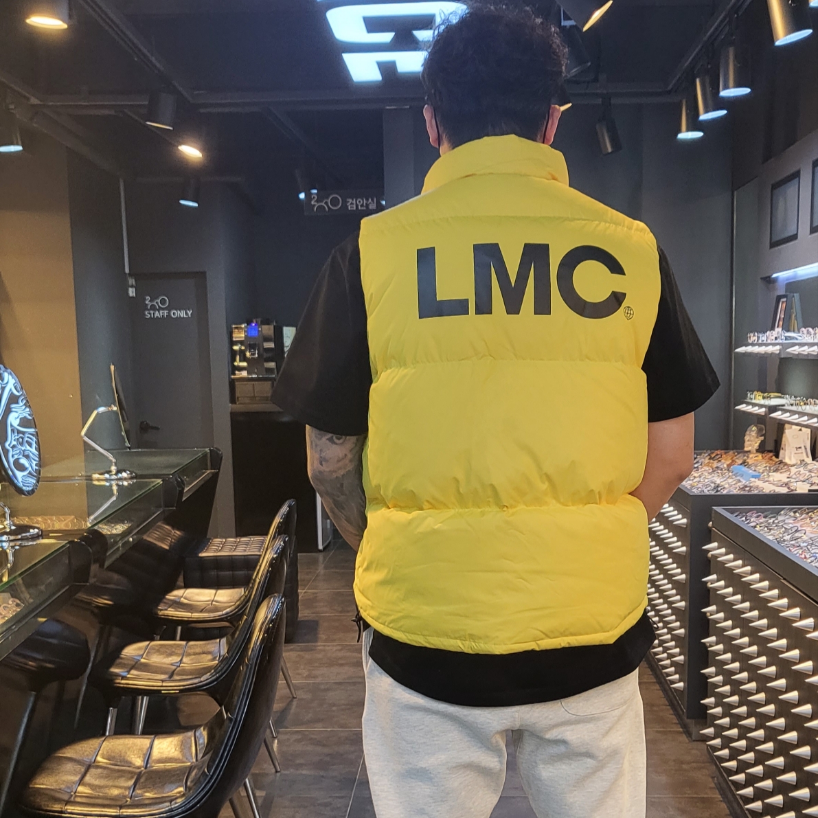 IAB Studio x LMC Yellow & Black Reversible Down Vest 착용 스타일 - 2