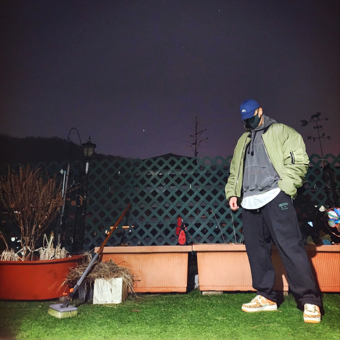 Nike Air Force 1 '07 PRM Orange Zebra, Stussy Basic Stock Low Pro Cap Navy 착용 스타일 - 1