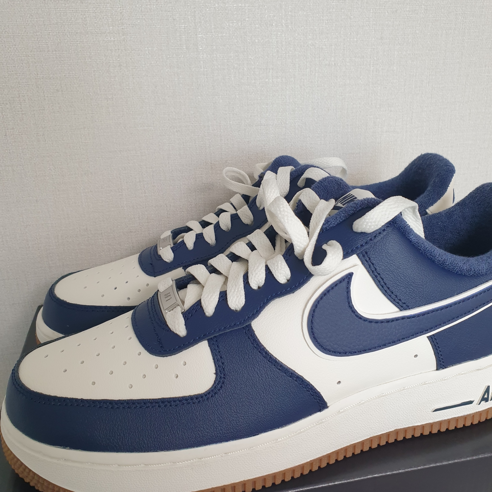 Nike Air Force 1 '07 LV8 Midnight Navy 착용 스타일 - 1