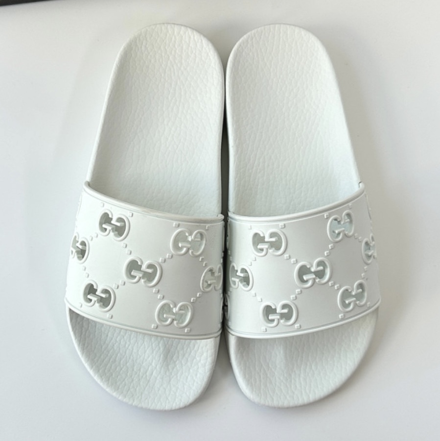 (W) Gucci GG Rubber Slide Sandal White 착용 스타일 - 6