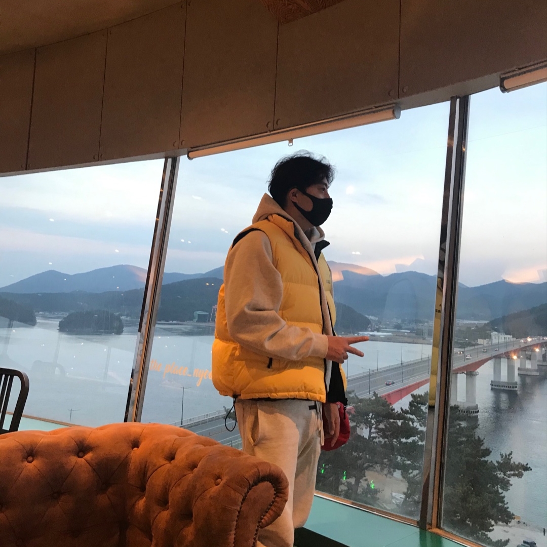 IAB Studio x LMC Yellow & Black Reversible Down Vest 착용 스타일 - 7