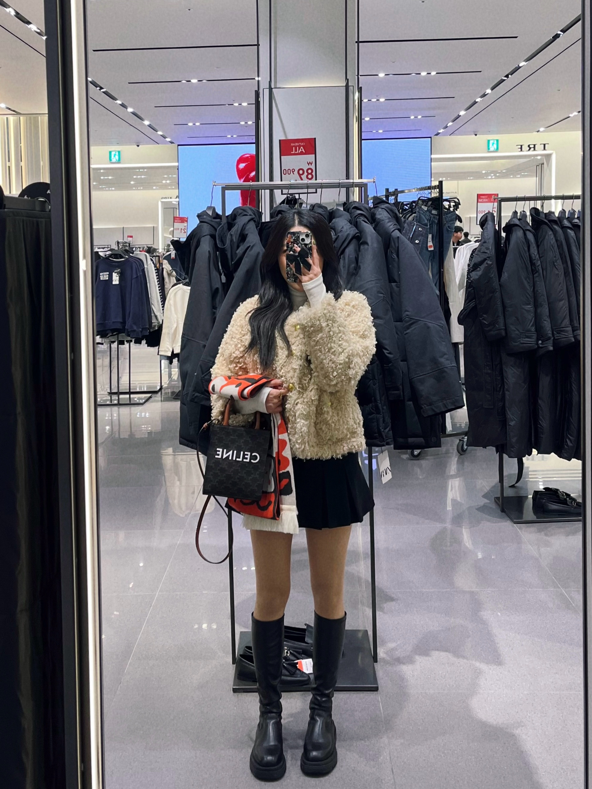Celine Mini Vertical Cabas in Triomphe Canvas and Calfskin with Celine Print Tan 착용 스타일