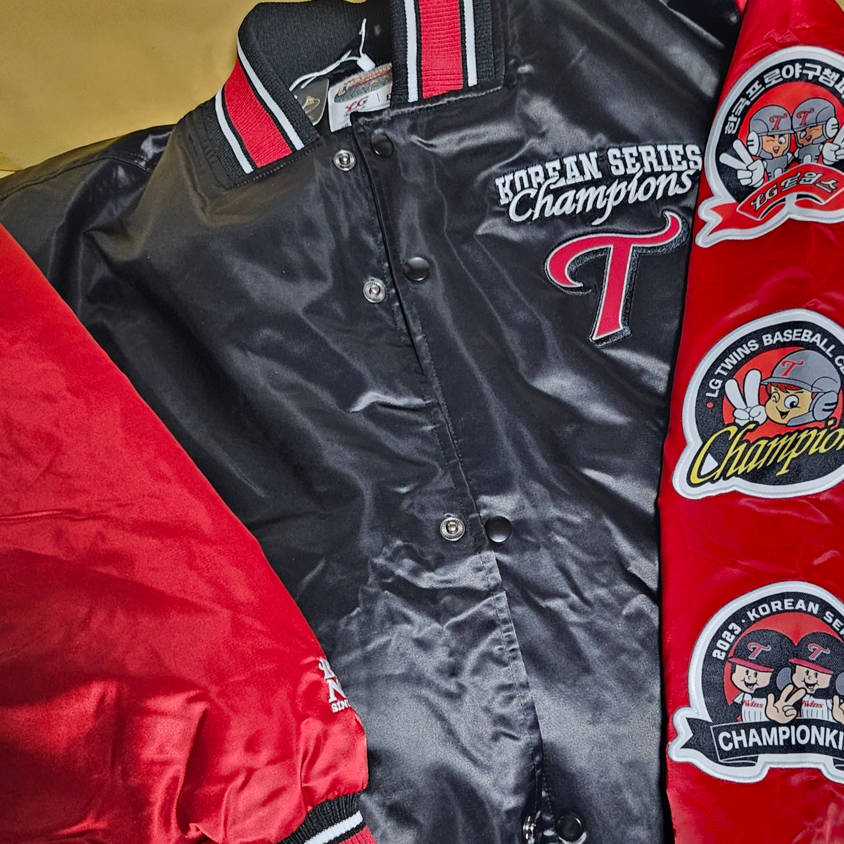 BDNS x LG TWINS 2023 Champions Jumper Red 착용 스타일