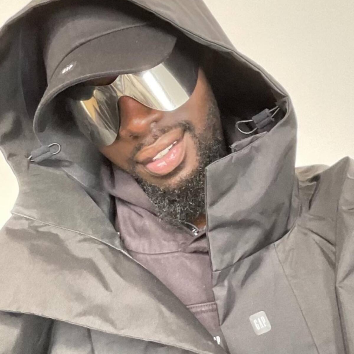 Yeezy Gap Engineered By Balenciaga T-Cut Parka Black 착용 스타일