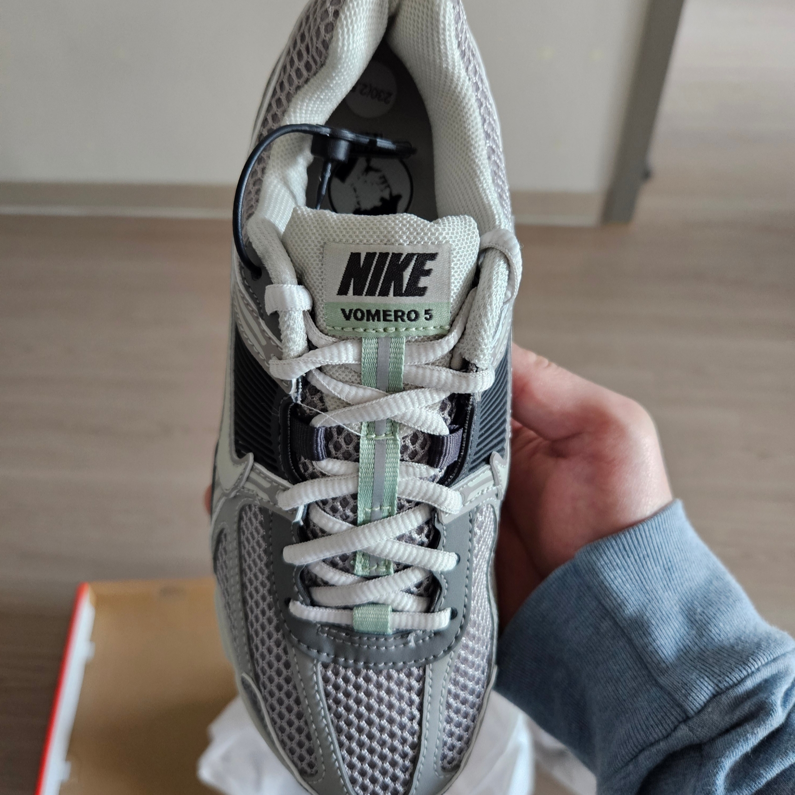 (W) Nike Zoom Vomero 5 Cobblestone and Flat Pewter 착용 스타일
