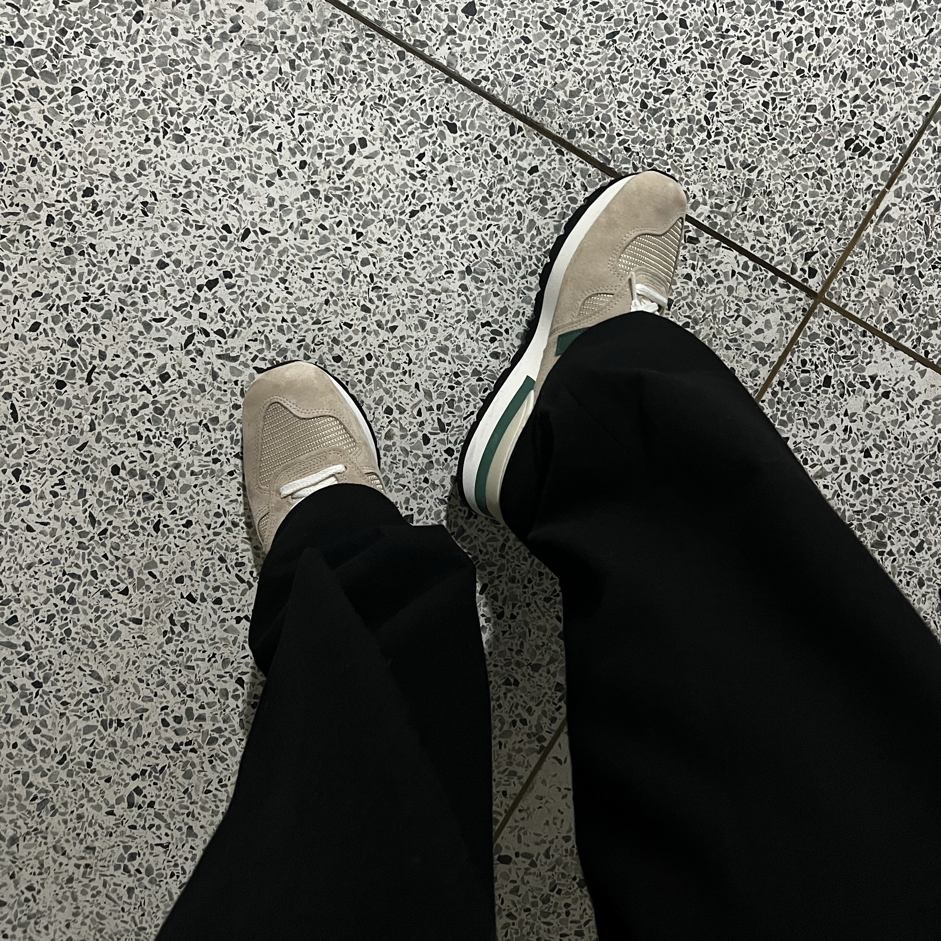 New Balance 990v1 Tan Green 착용 스타일