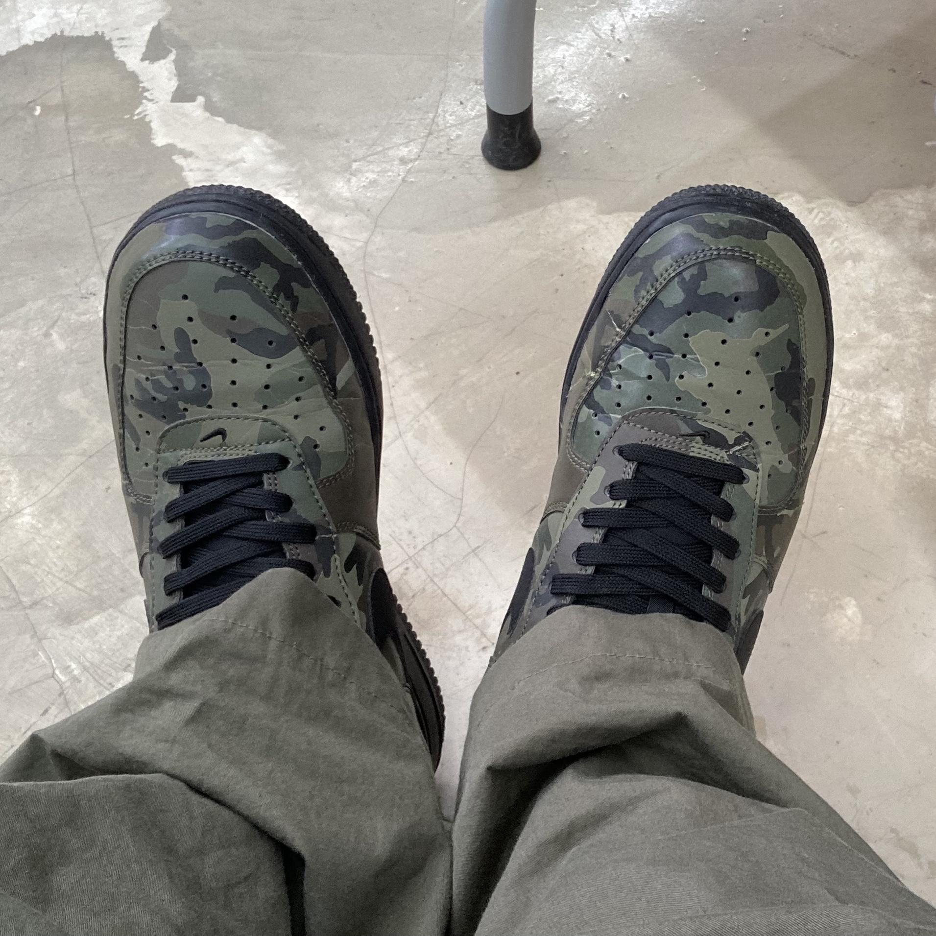 Nike Air Force 1 Low Reflective Woodland Camo 착용 스타일 - 1