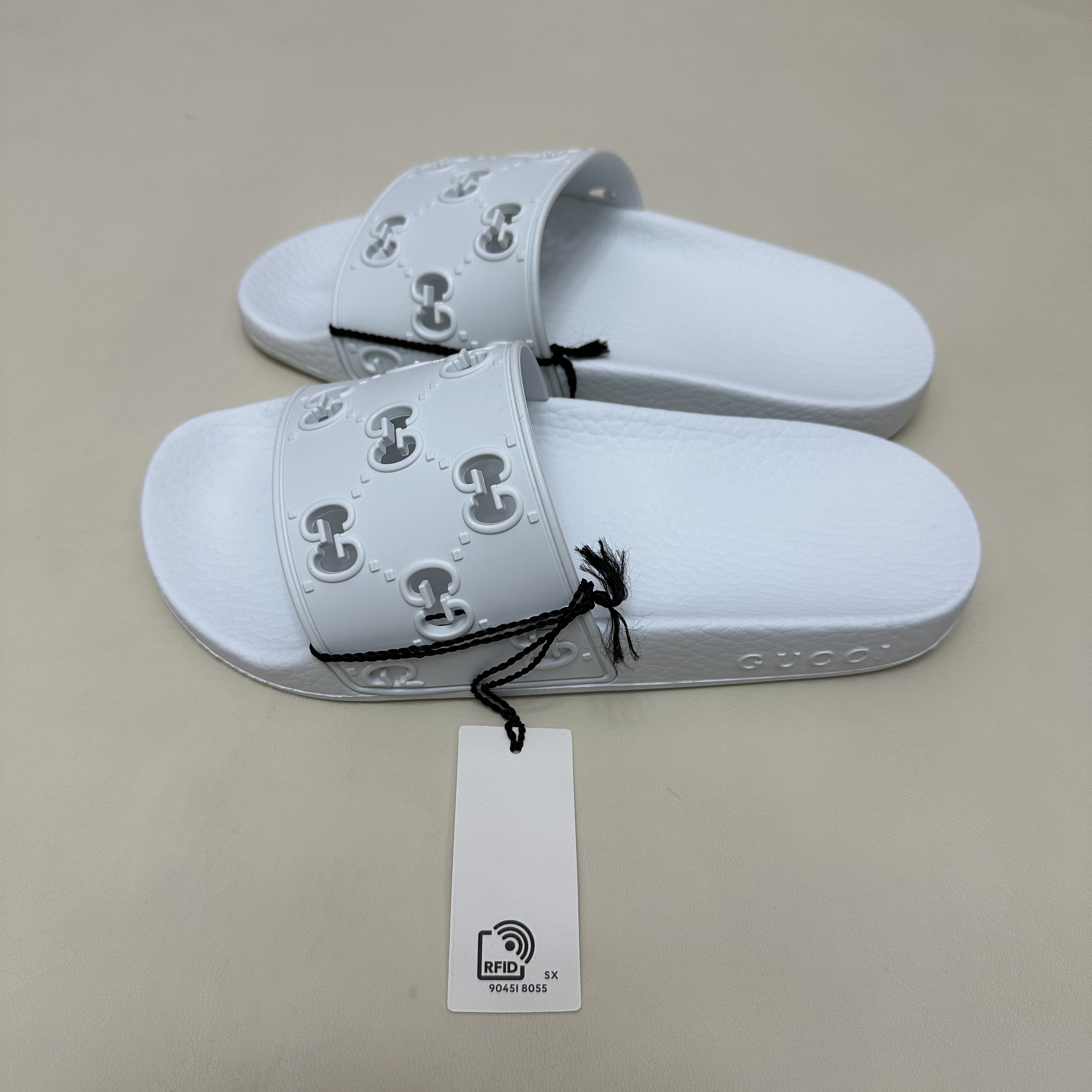 (W) Gucci GG Rubber Slide Sandal White 착용 스타일 - 4