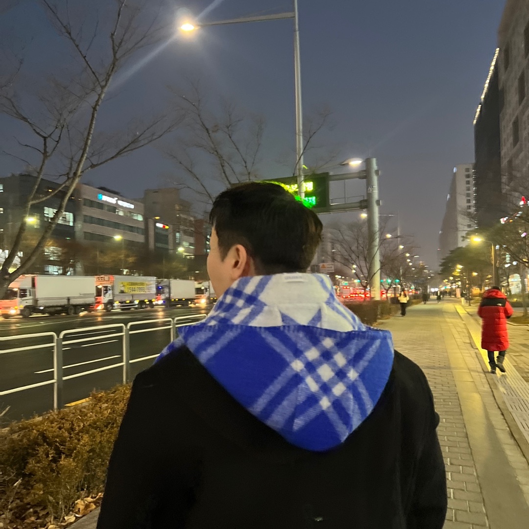 Burberry Check Wool Hooded Muffler Knight 착용 스타일