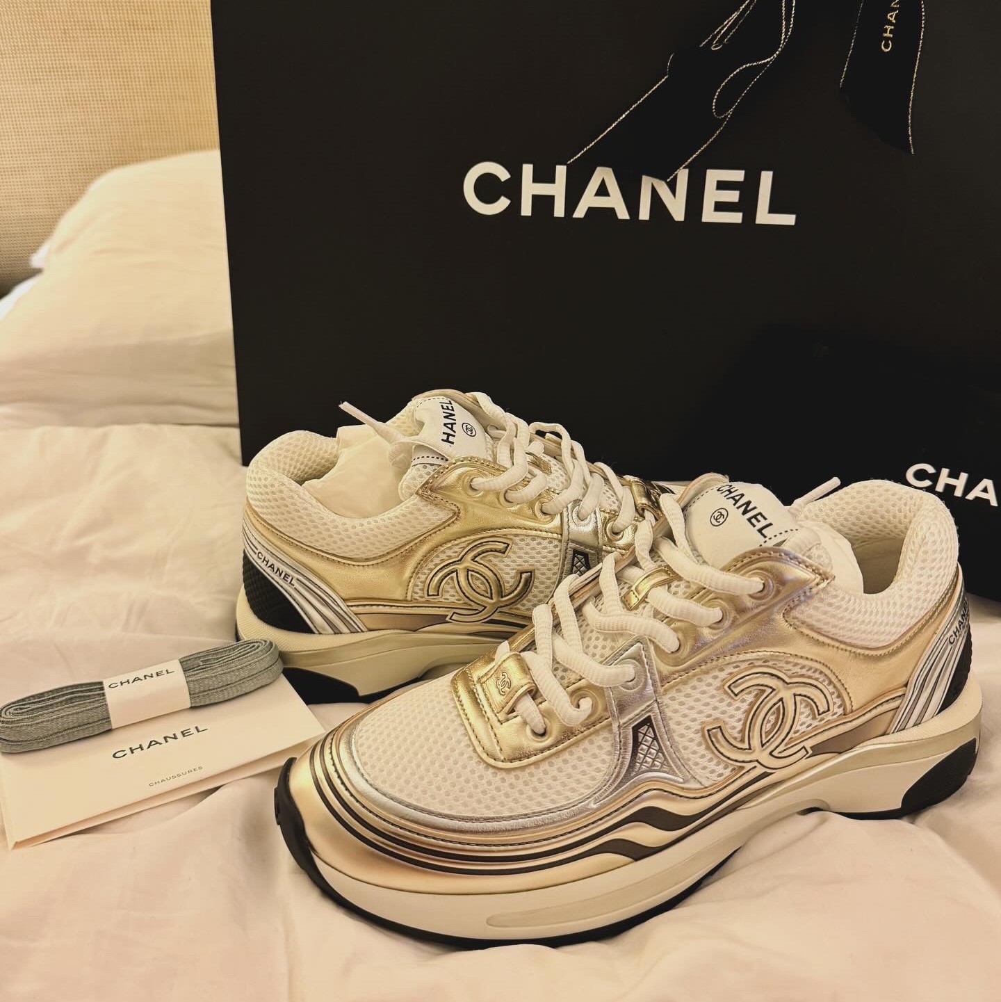 (W) Chanel Sneakers Fabric Laminated & White Gold Silver 착용 스타일