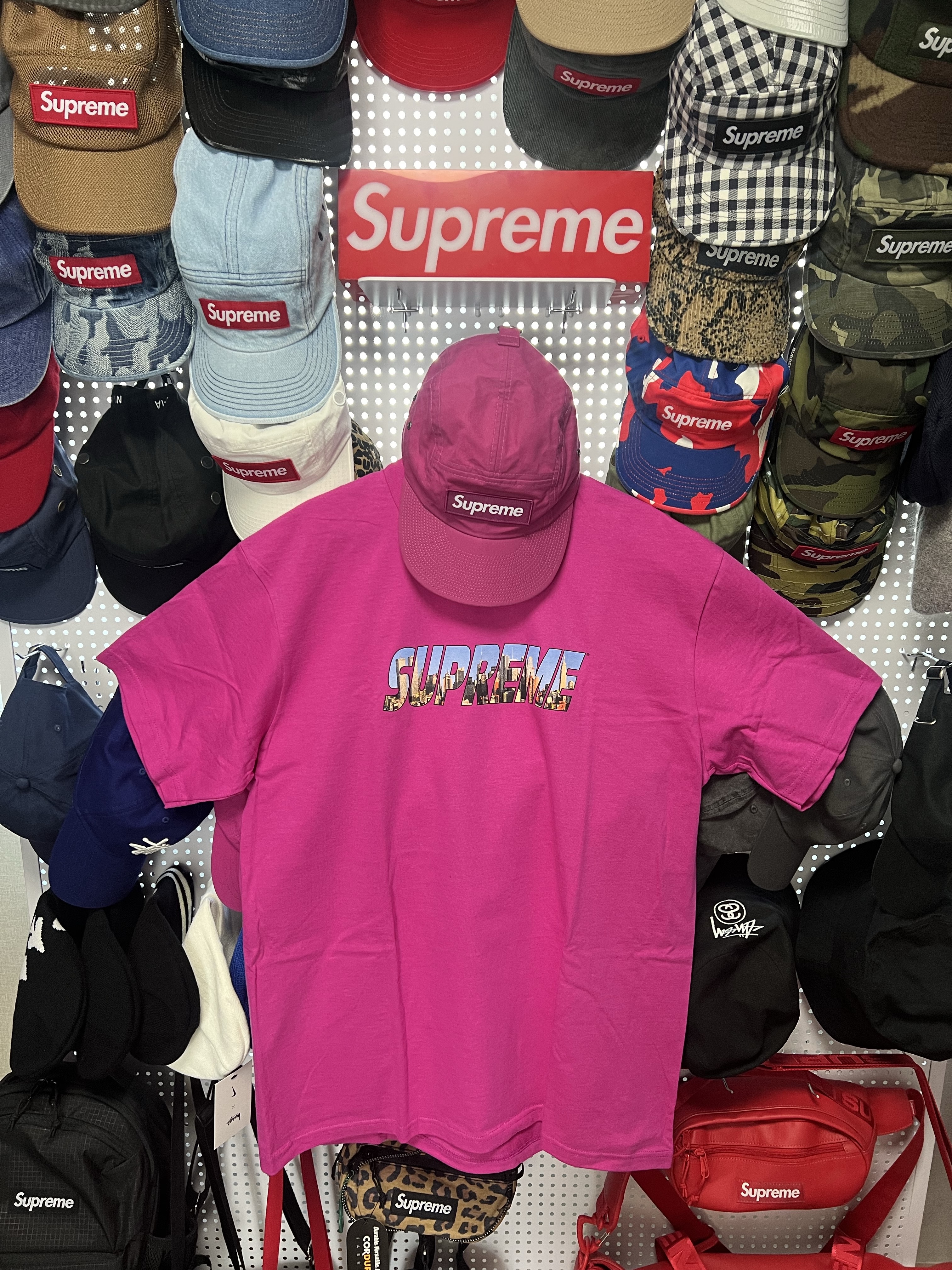 Supreme Classic Logo S/S Top Navy - 23FW, Supreme Gotham T-Shirt Magenta - 23FW 착용 스타일 - 3