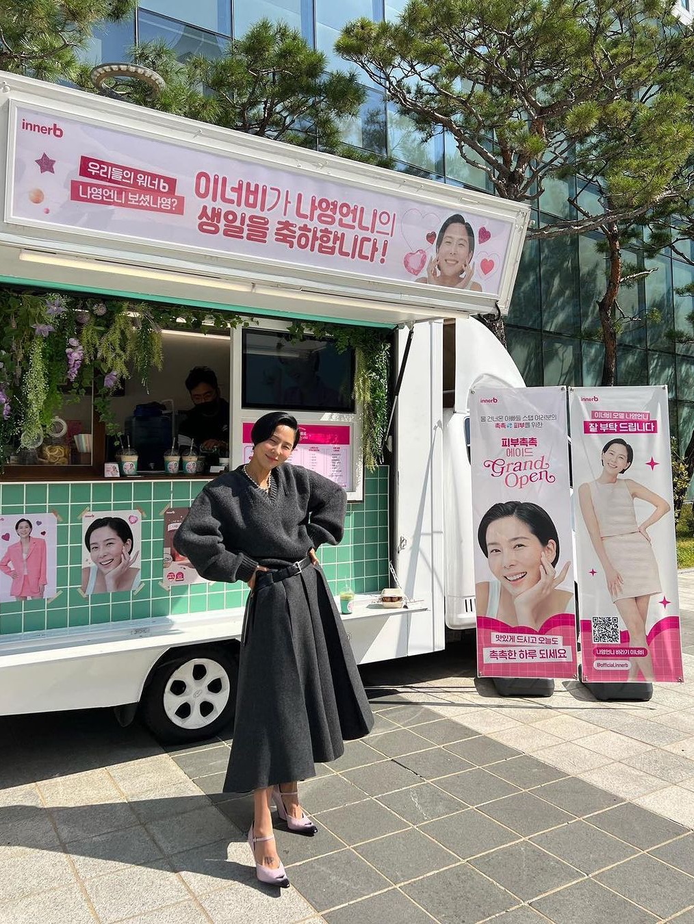 (W) 톰브라운 슈퍼 120 트윌 빌로우 더 니 플리츠 스커트 미디움 그레이, 밀로 우먼 컷 오프 플리츠 스커트 차콜 그레이 착용 스타일 - 6