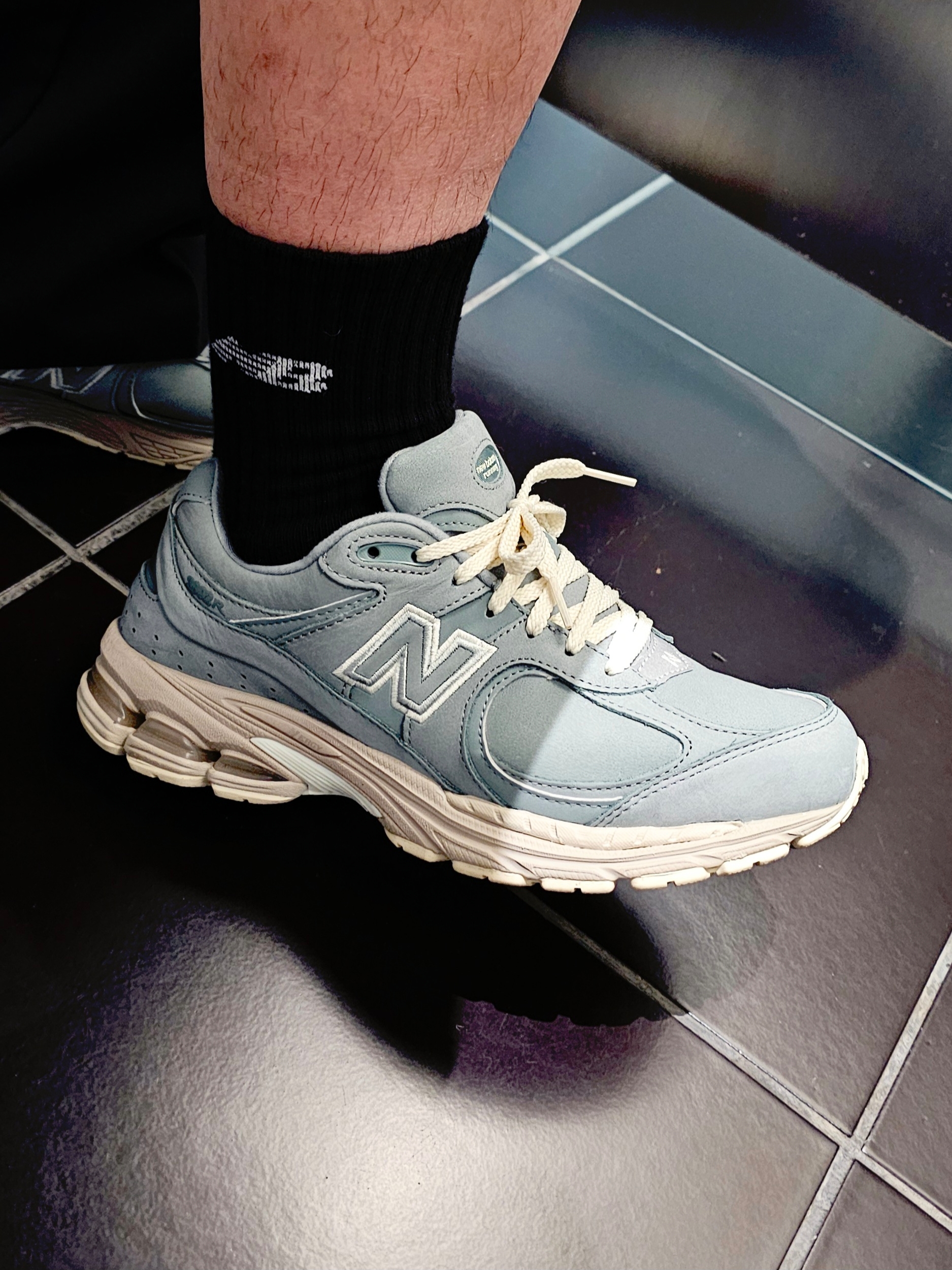 New Balance x Kith 2002R Slate Grey 착용 스타일