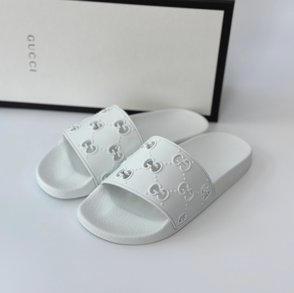 (W) Gucci GG Rubber Slide Sandal White 착용 스타일 - 1