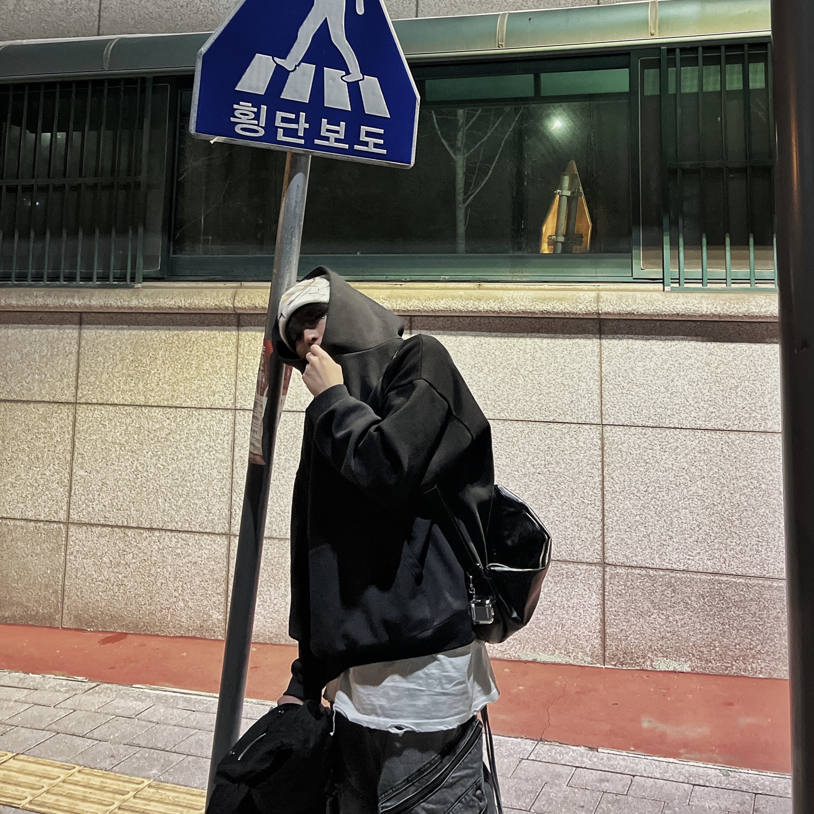 Nike x Stussy Cuff Beanie White, Nike Air Force 1 '07 Low Triple Black 착용 스타일 - 4