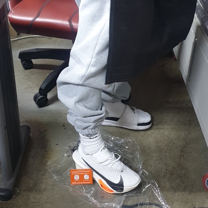 Nike Air Zoom Alphafly Next% 3 Proto White Total Orange 착용 스타일