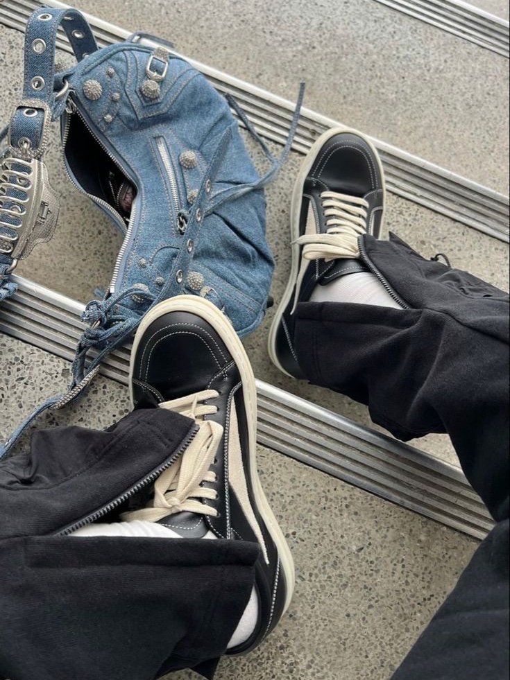 Rick Owens Drkshdw Suede Vintage Sneakers Dark Dust Pearl Milk White 착용 스타일