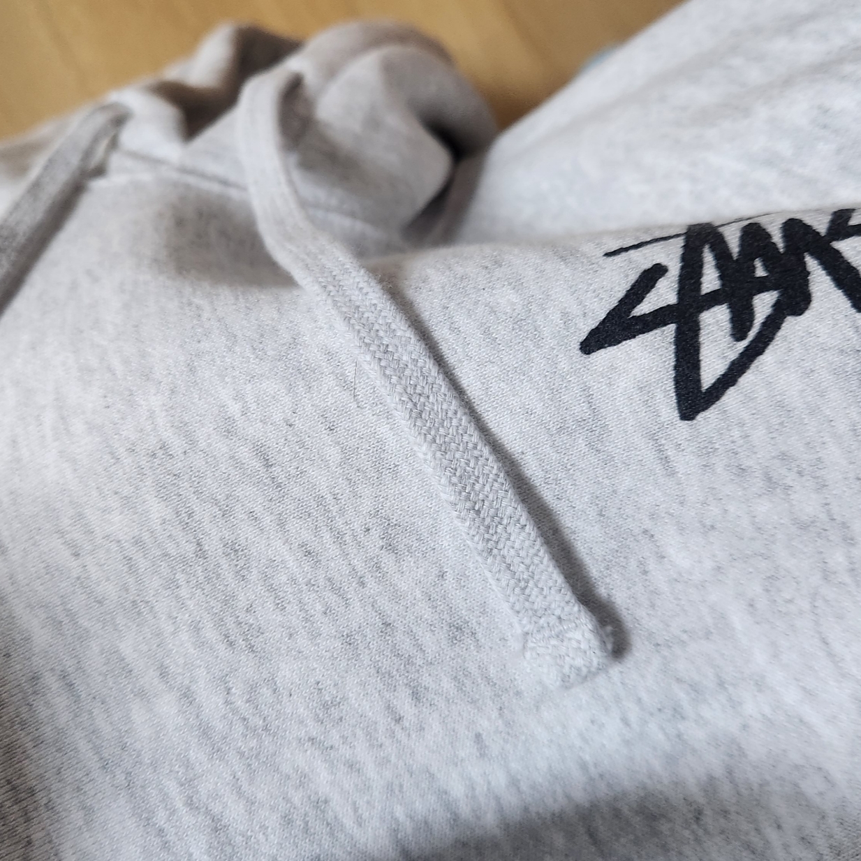 Stussy Classic Dot Hoodie Ash Heather 착용 스타일 - 2