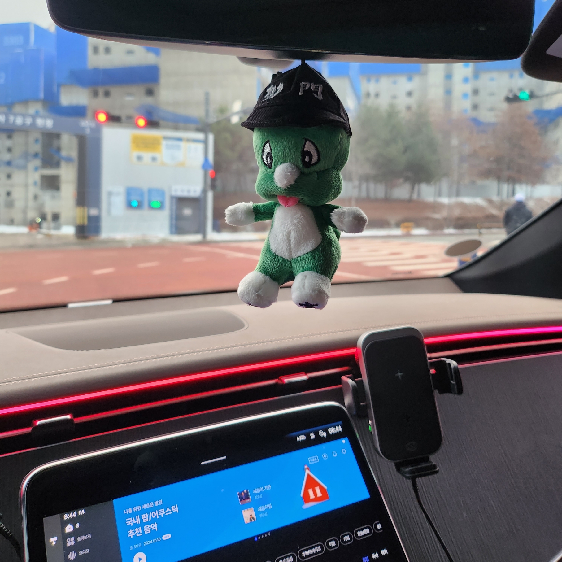 Darkr8m Studio x Dooly Ssangmun Dooly Keyring Green 착용 스타일