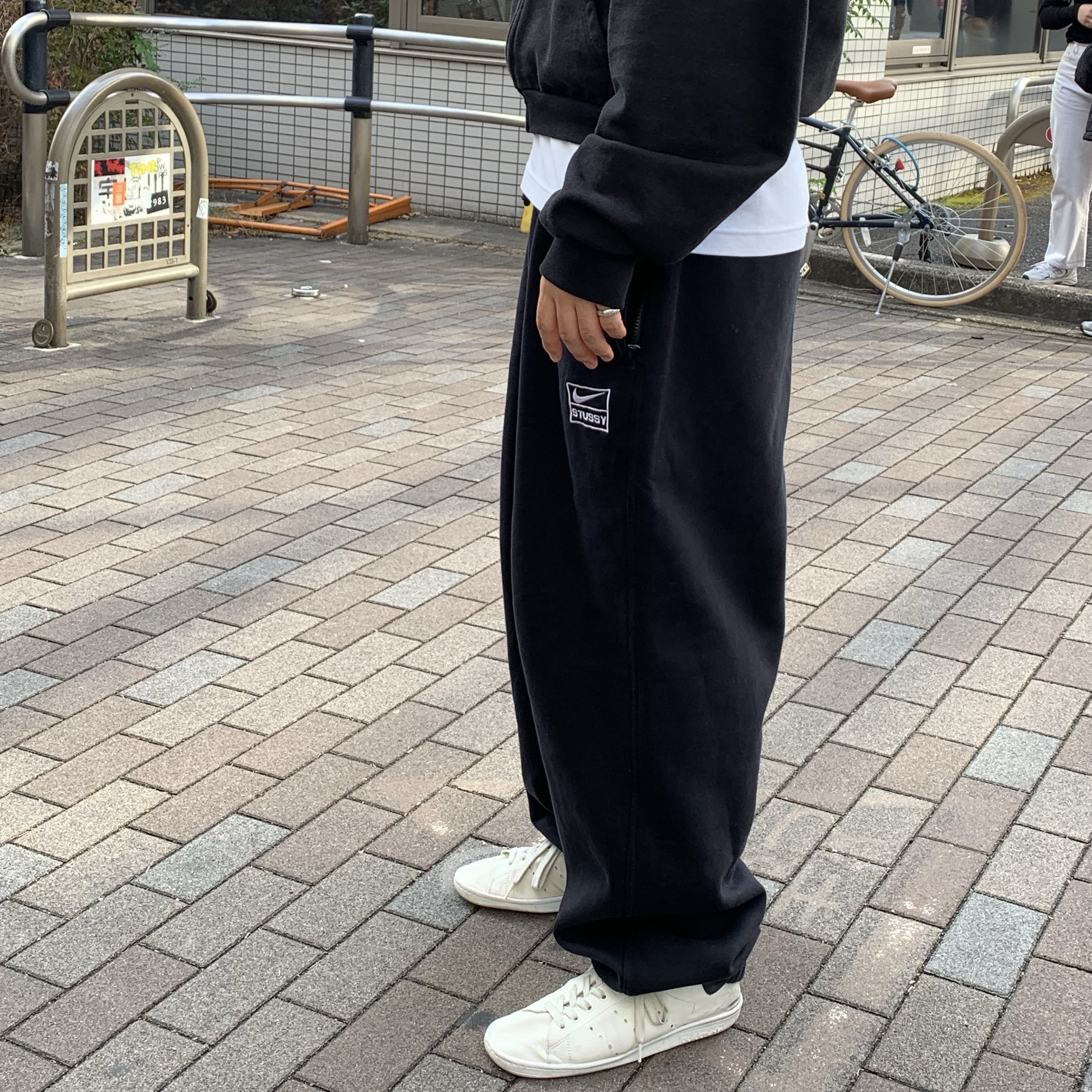 Nike x Stussy Washed Fleece Pants Black (FN5235-010), Balenciaga x Adidas Stan Smith Off White 착용 스타일