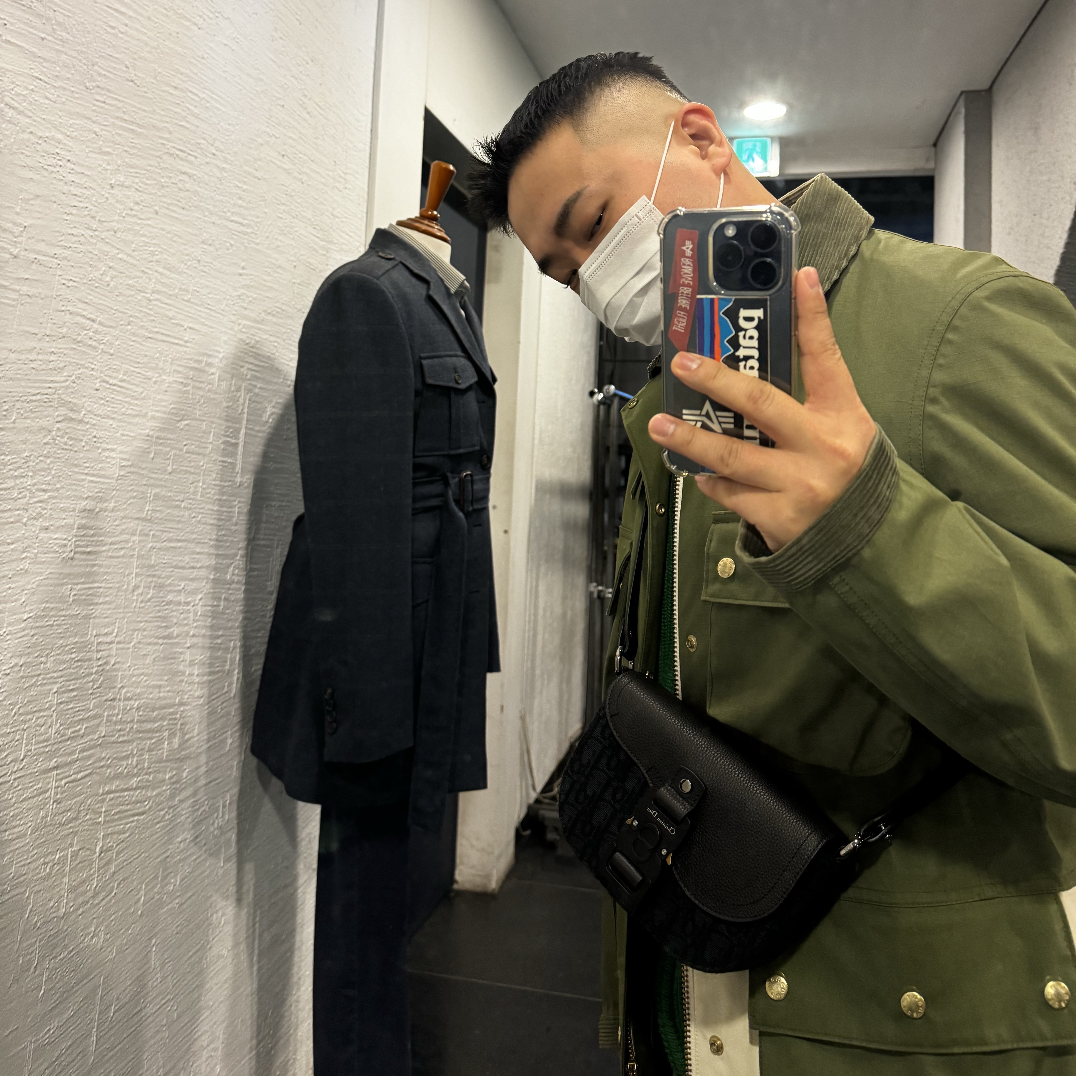 Dior Saddle Pouch with Strap Grained Calfskin Black Dior Oblique Jacquard Black 착용 스타일
