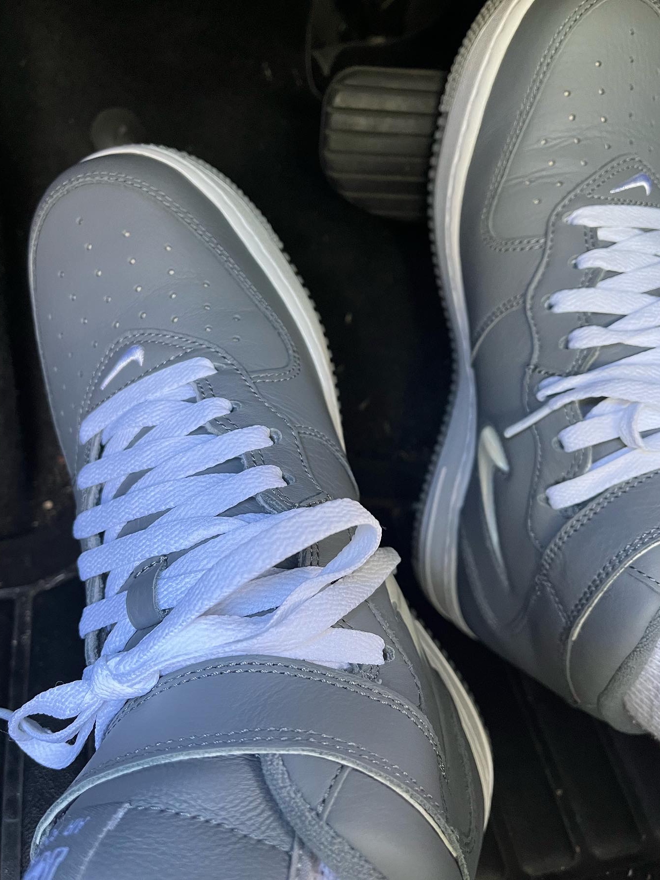 Nike Air Force 1 Mid QS NYC Cool Grey 착용 스타일 - 2