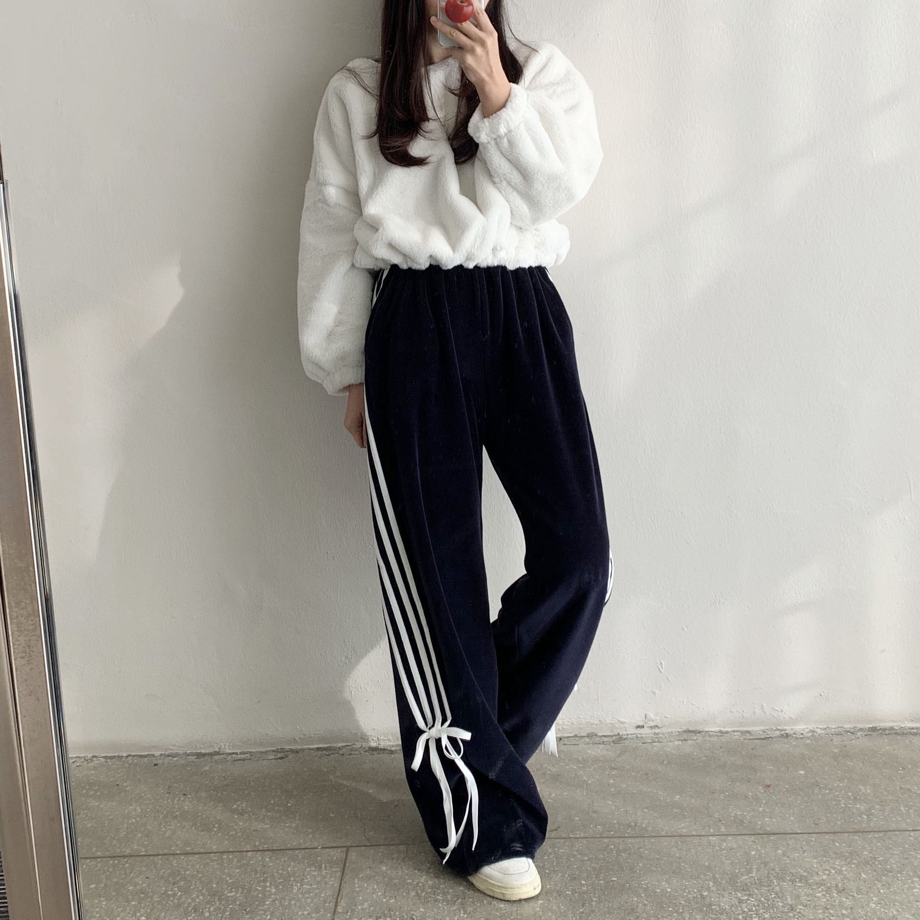 (W) Autry Dallas Low Leather Sneakers White 착용 스타일 - 1