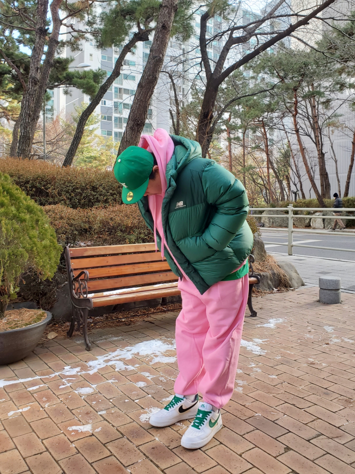 Essentials x New Era Sized Cap Kelly Green, Nike Air Force 1 '07 LV8 EMB White Malachite 착용 스타일 - 1