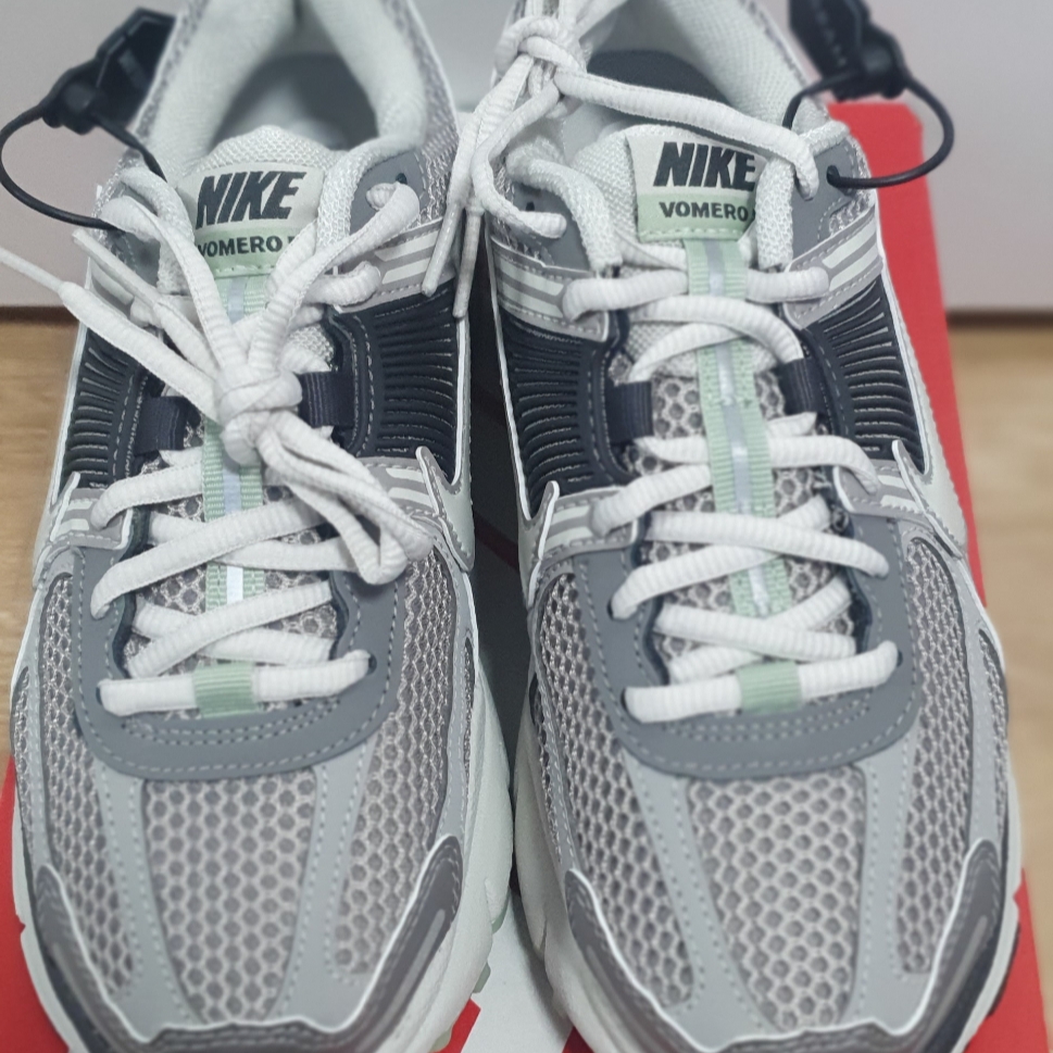 (W) Nike Zoom Vomero 5 Cobblestone and Flat Pewter 착용 스타일 - 2