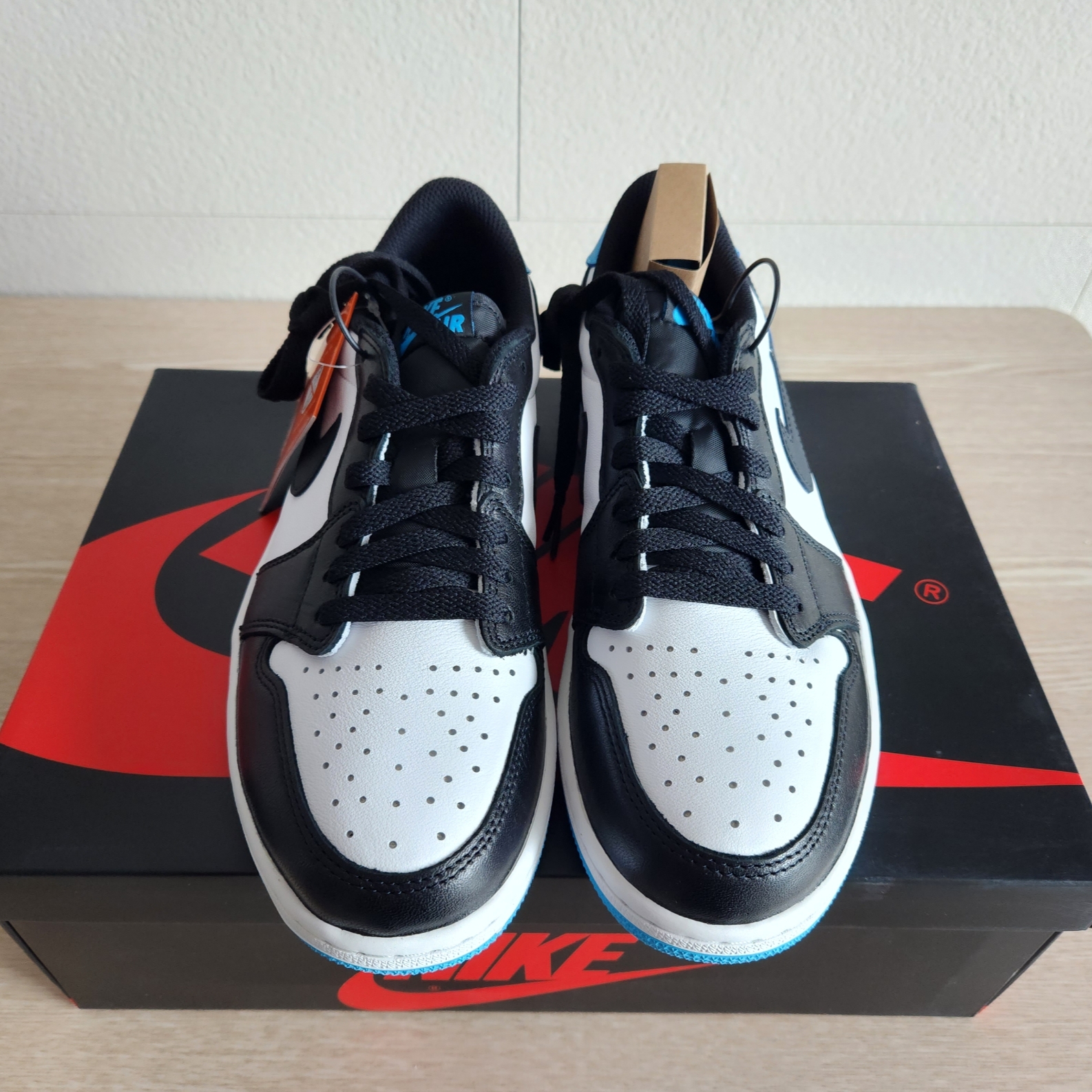 Jordan 1 Retro Low OG Black and Dark Powder Blue 착용 스타일