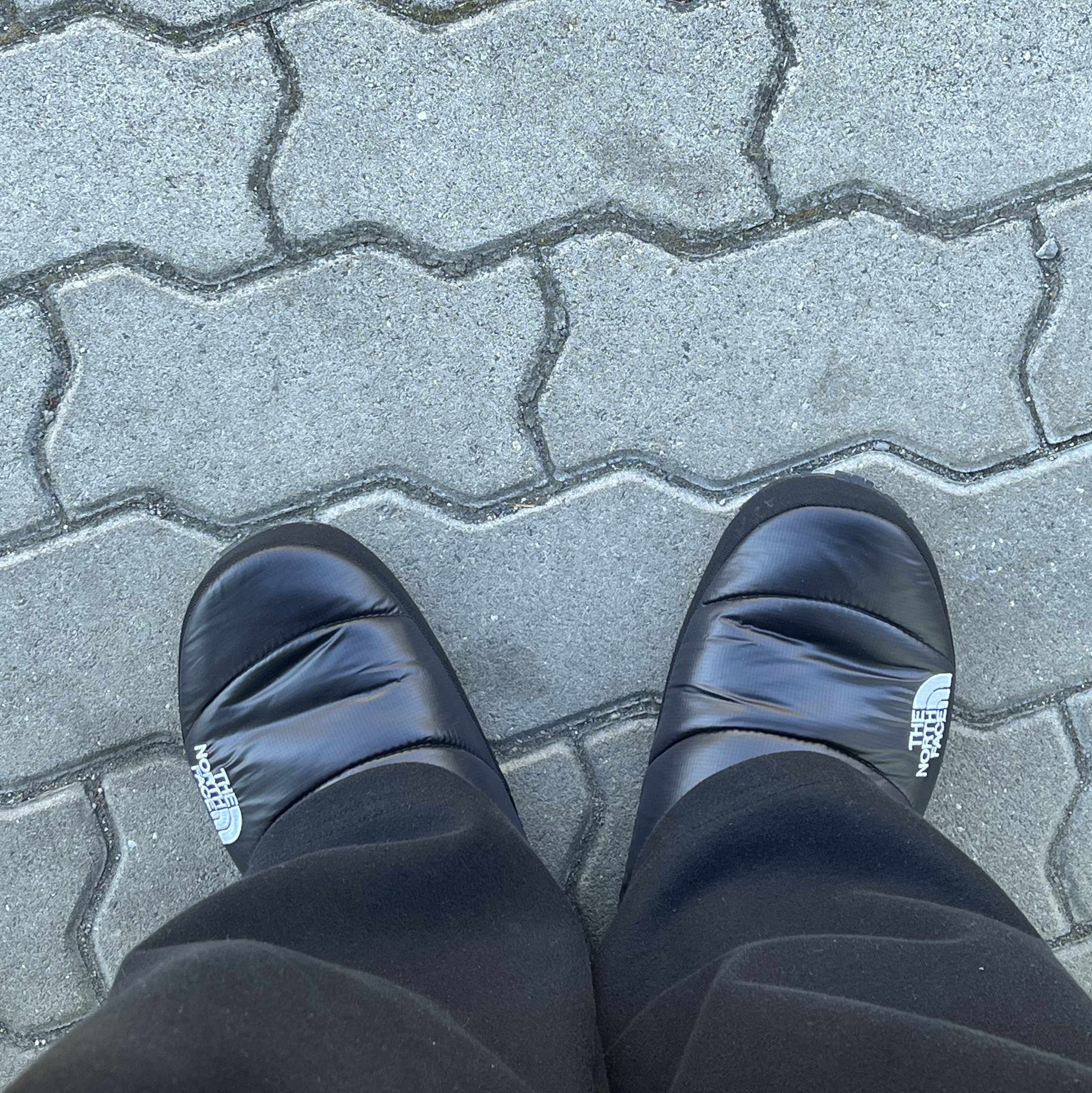 The North Face Nuptse Mule Black 착용 스타일