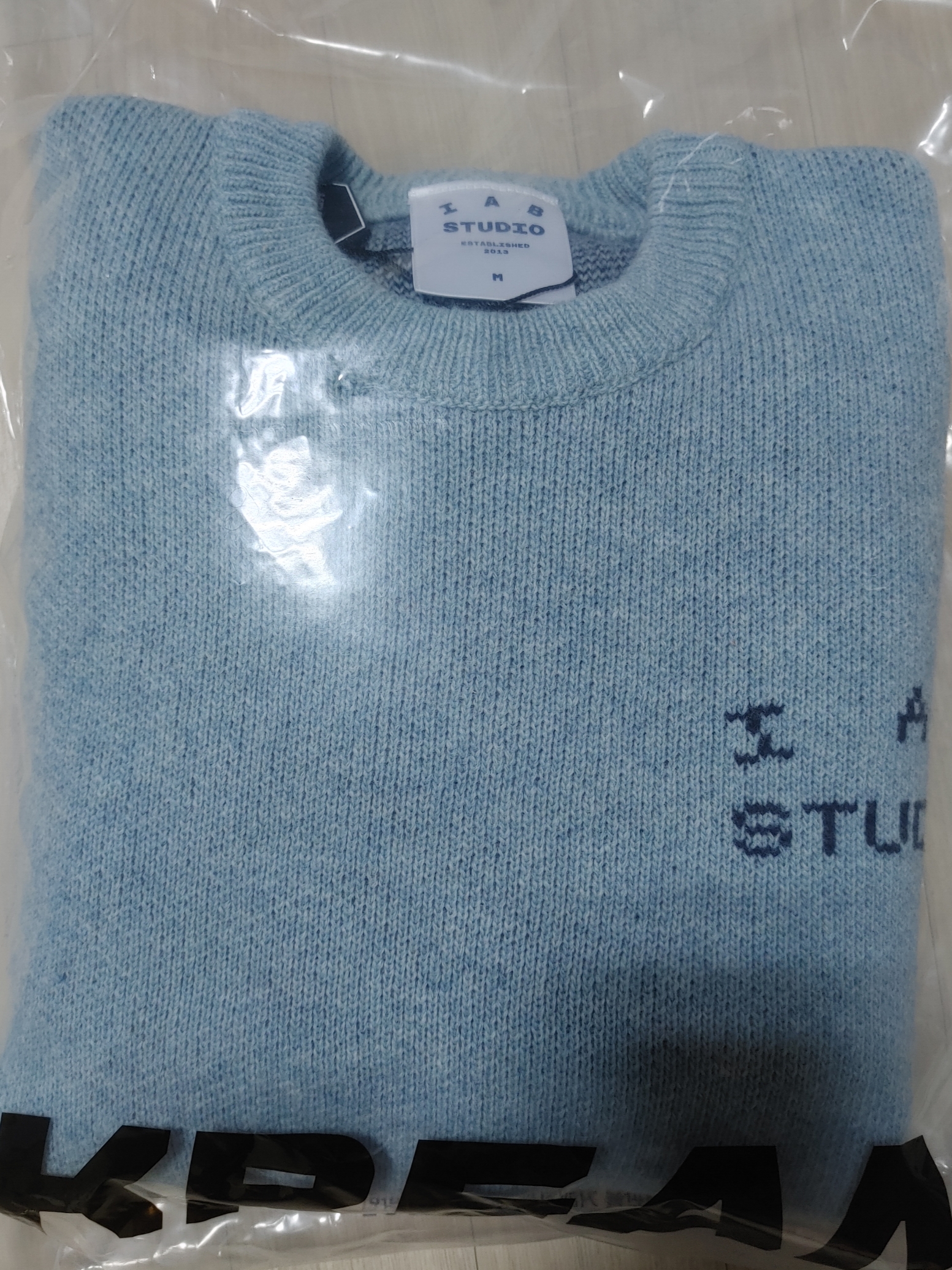 IAB Studio Knit Steel Blue 착용 스타일