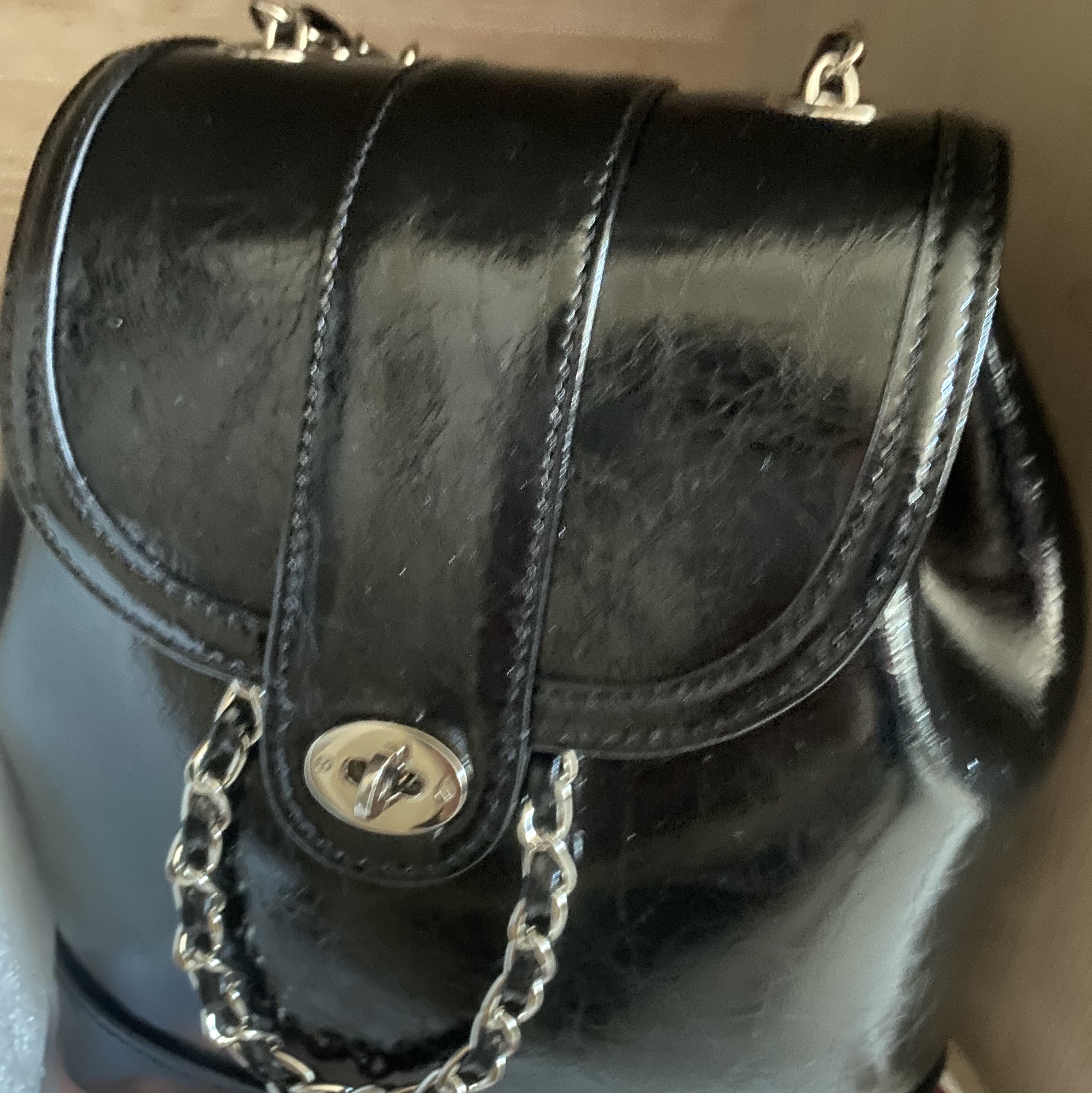 Cardinal Red Hawoo-A Bag Black 착용 스타일