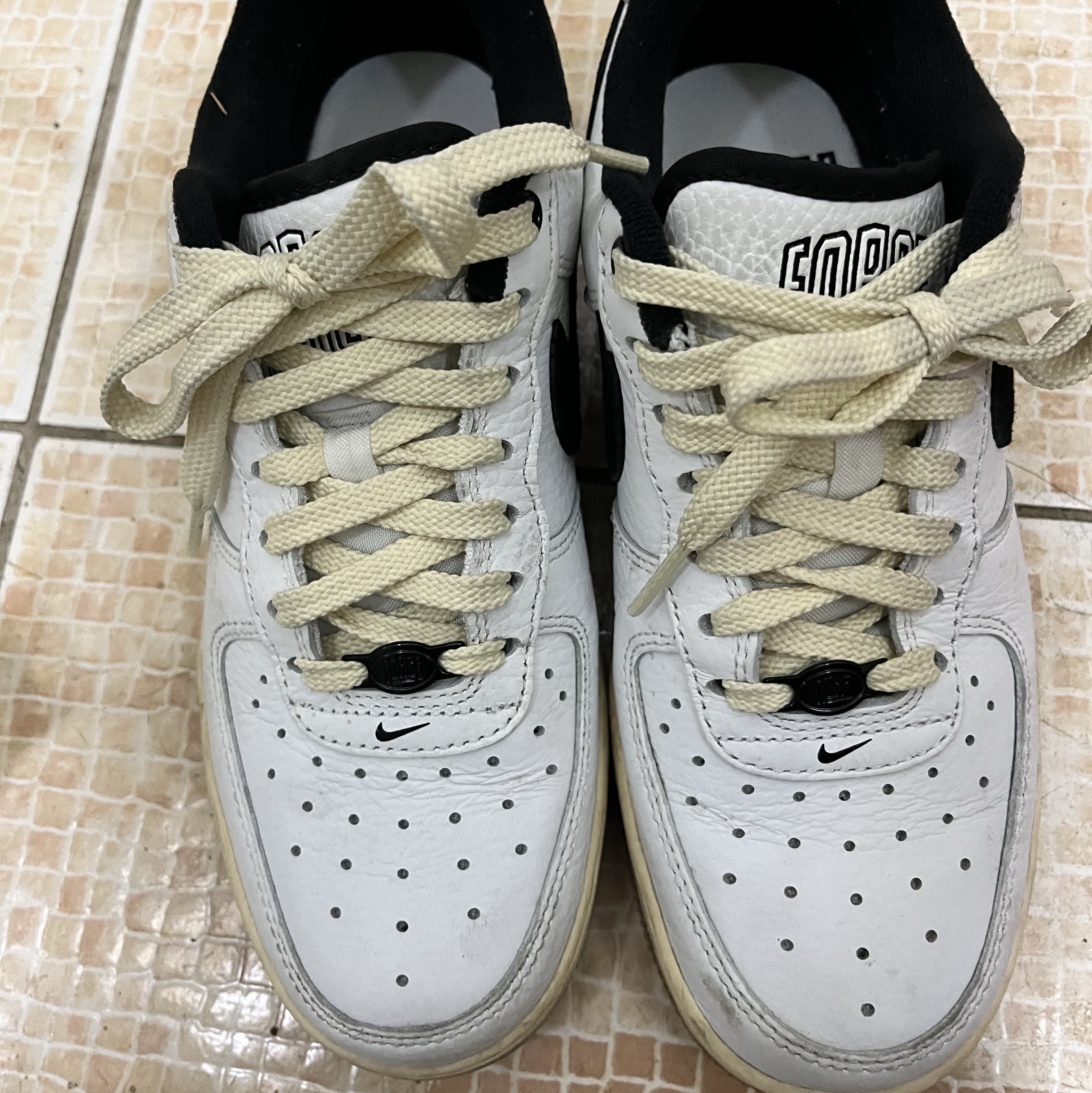 (W) Nike Air Force 1 '07 LX Black and Summit White 착용 스타일