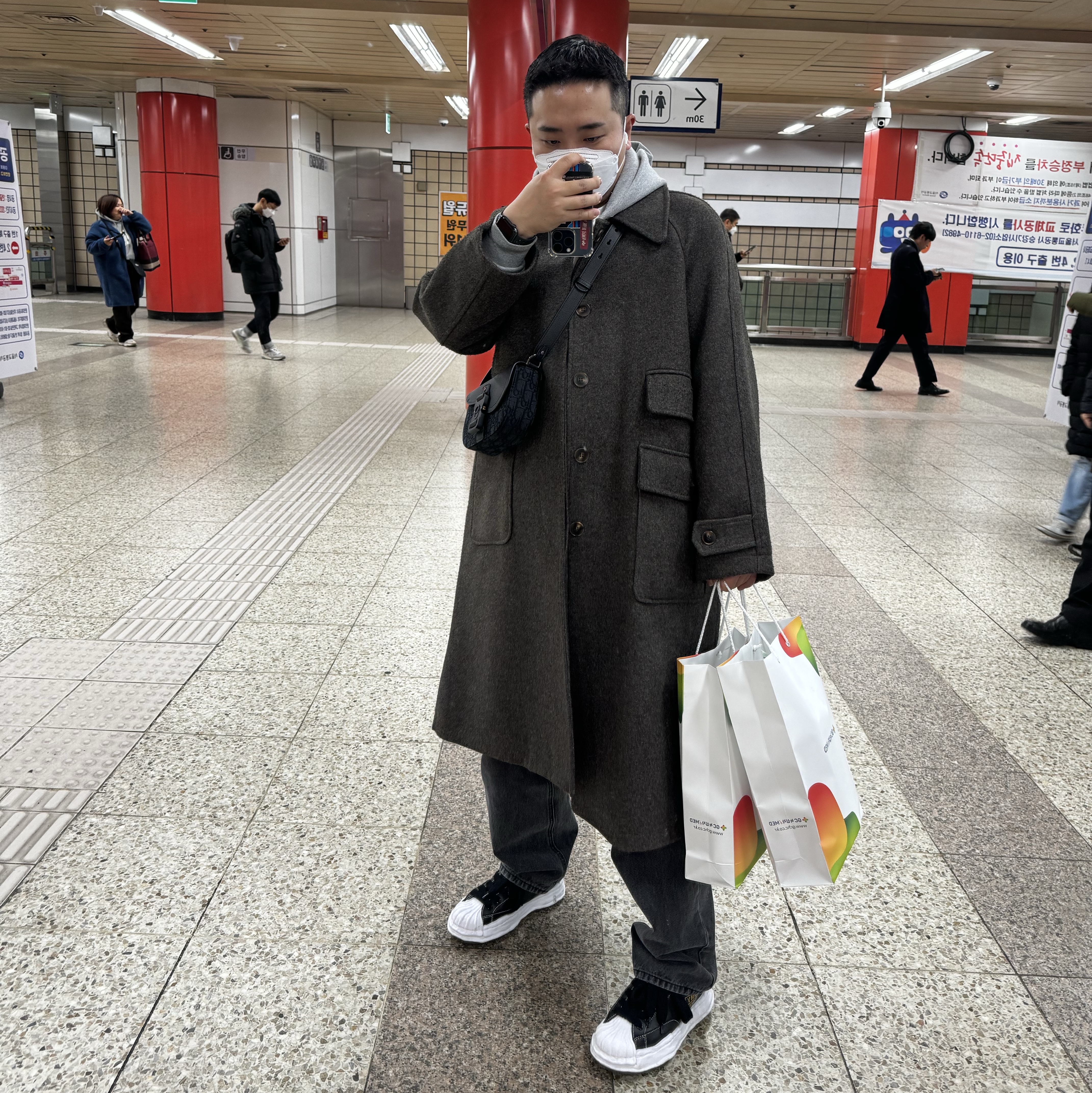 Maison Mihara Yasuhiro Blakey OG Sole Leather Low-top Sneakers Black, Dior Saddle Pouch with Strap Grained Calfskin Black Dior Oblique Jacquard Black 착용 스타일