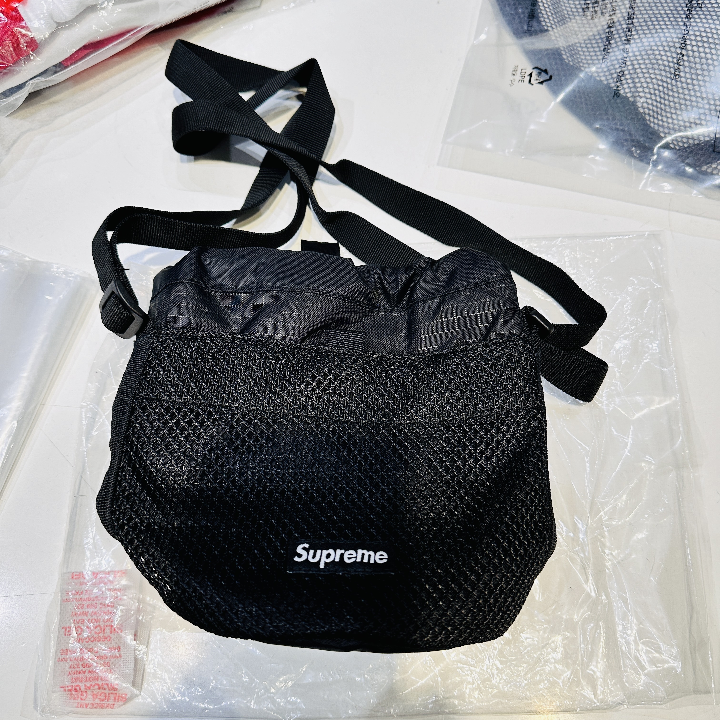 Supreme Small Cinch Pouch Black - 23FW 착용 스타일 - 2