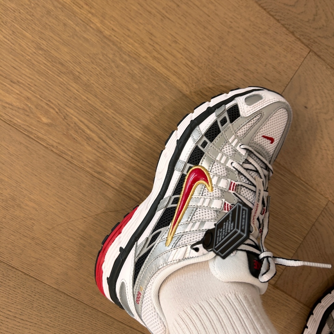(W) Nike P-6000 Metallic Silver Red 착용 스타일 - 1