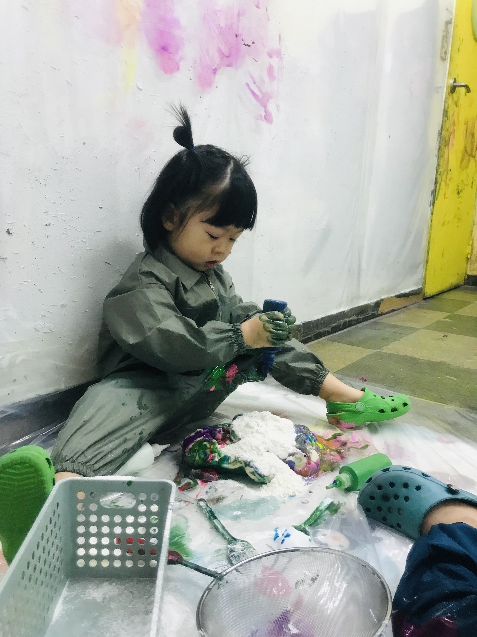 (Kids) Crocs Classic Clog Jade Stone 착용 스타일 - 4
