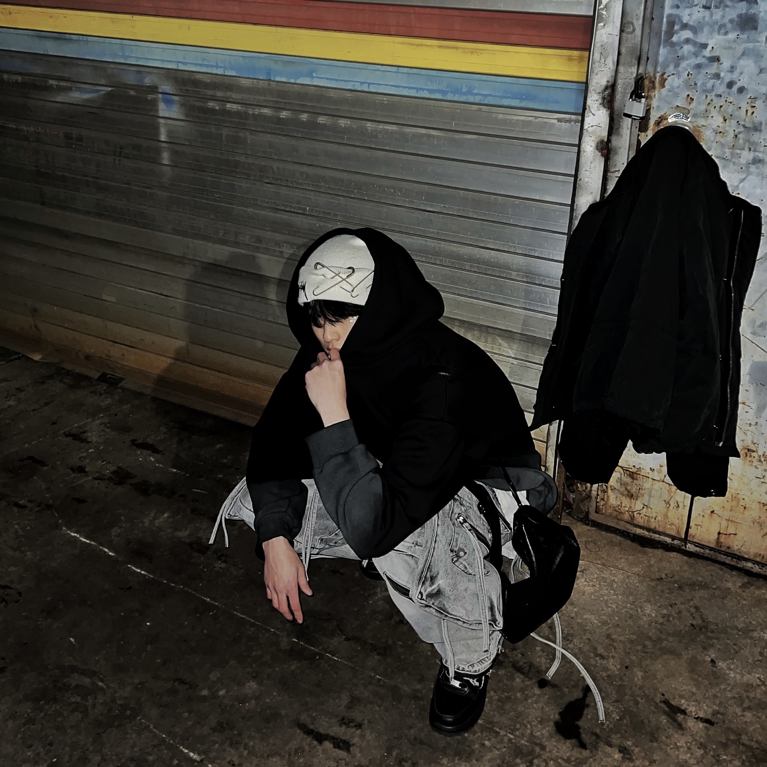 Nike x Stussy Cuff Beanie White, Nike Air Force 1 '07 Low Triple Black 착용 스타일 - 1